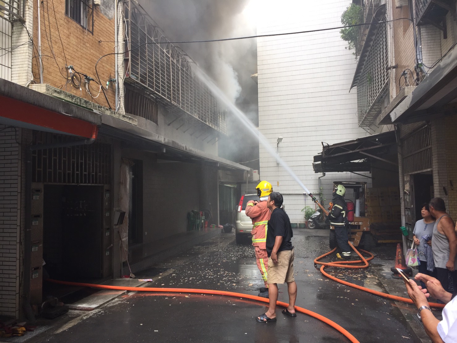 八里今日發生民宅火警，造成2死1命危。（翻攝畫面）
