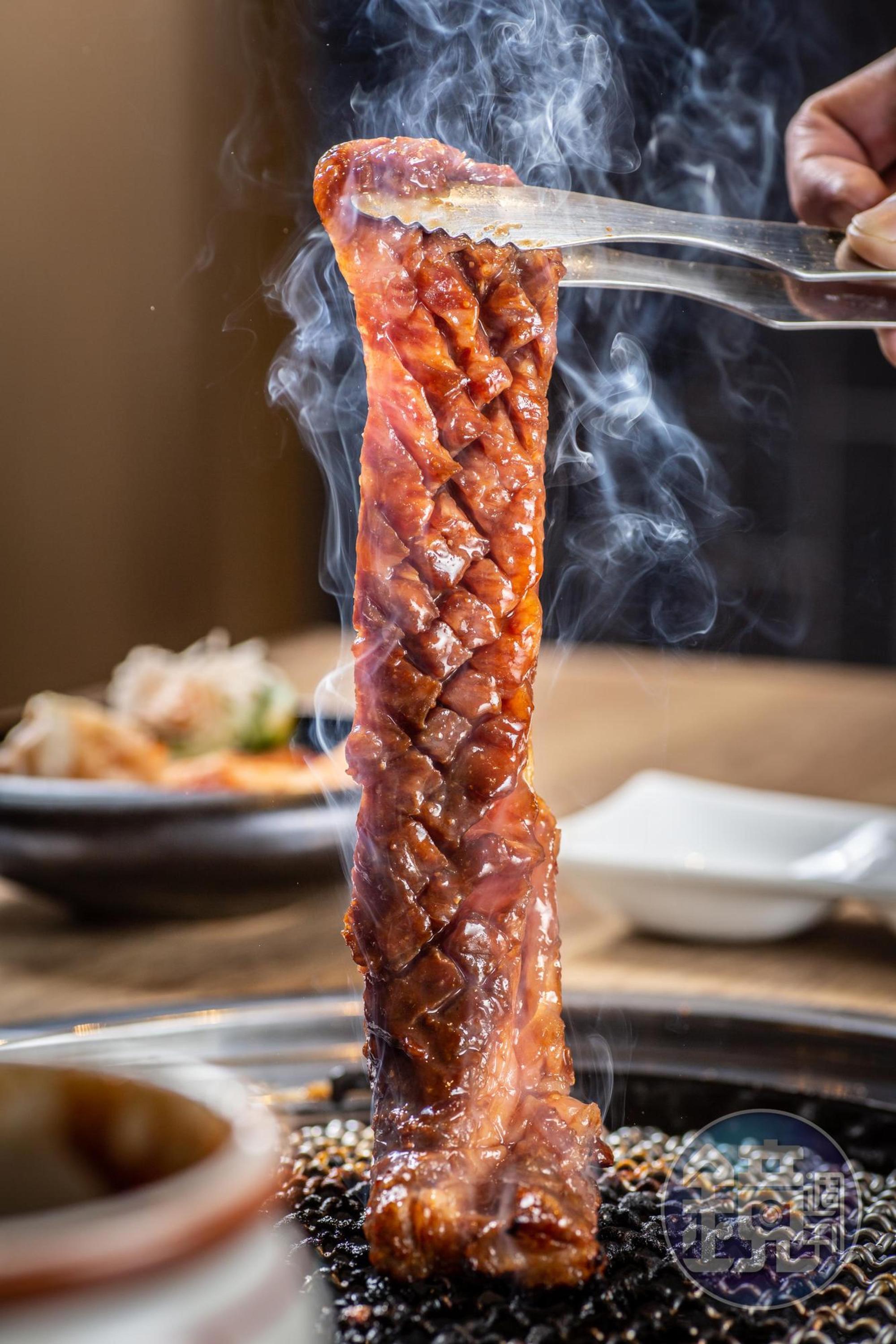 「骨山龍」是和牛肋間肉，烤起來醬香撲鼻。（550元／份）