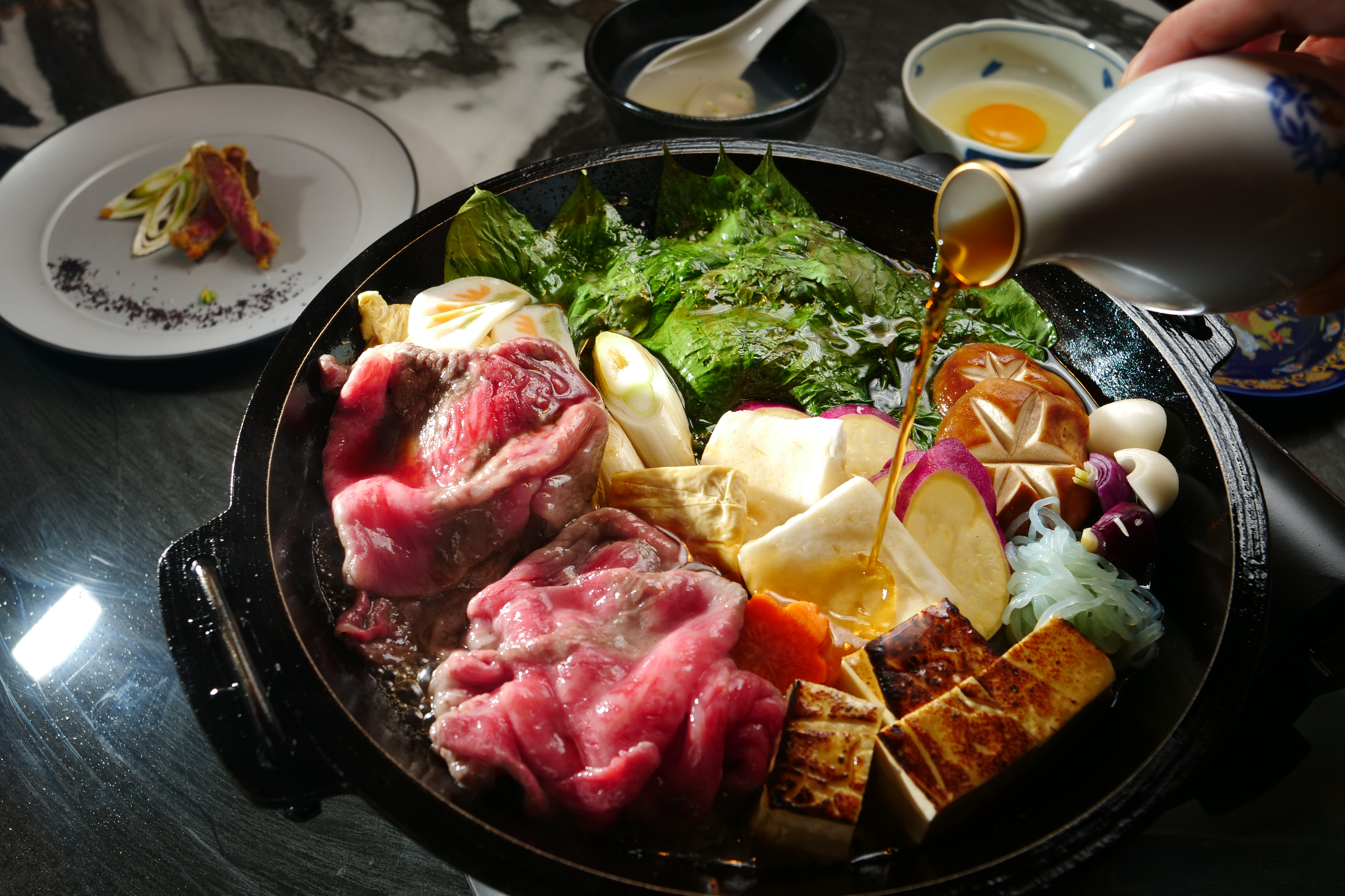 「樂軒松阪亭」主打原汁原味的A5和牛關西風壽喜燒。（5,800元起／雙人套餐，圖為6,800元）