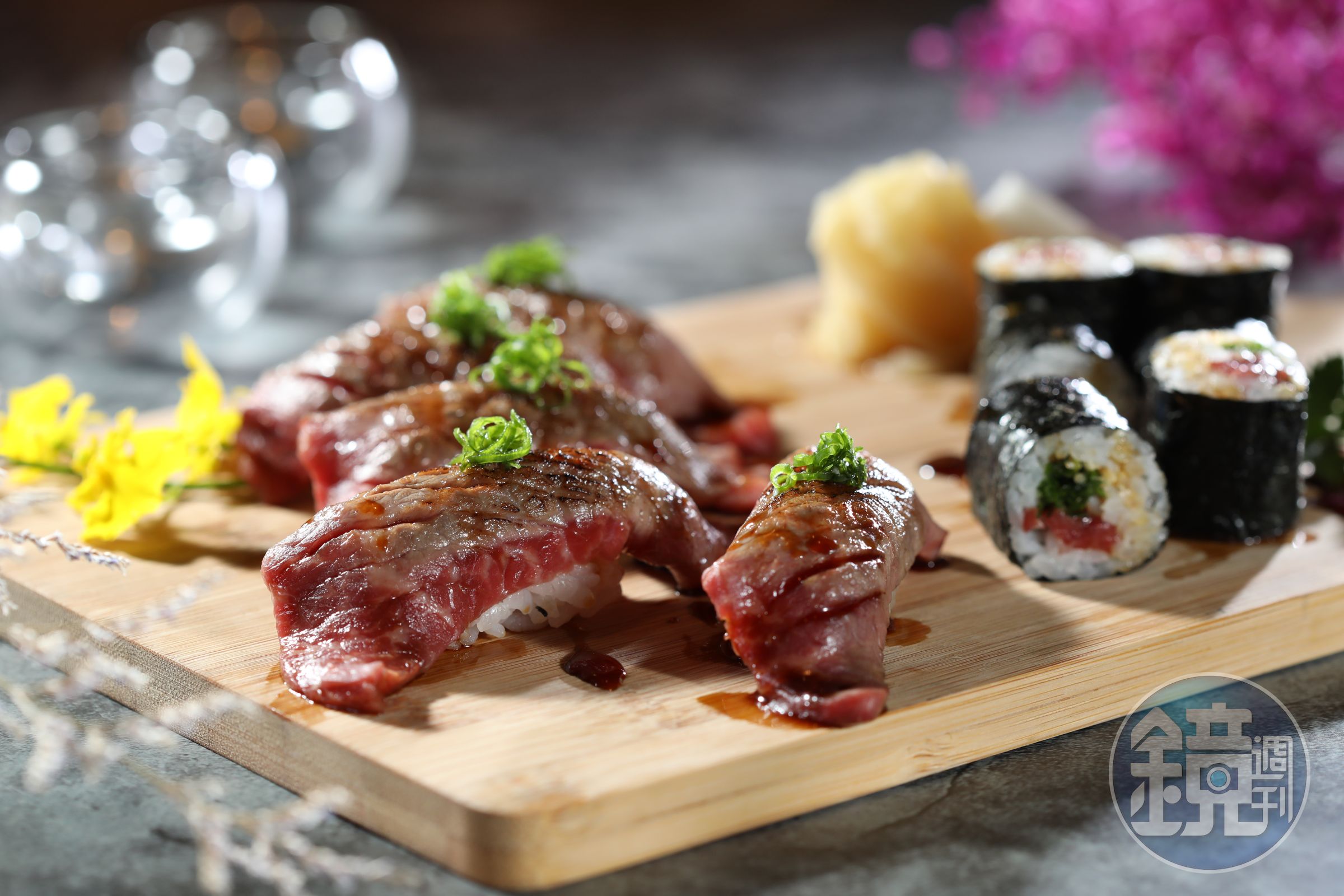 「近江牛炙燒壽司」可飽嚐腿肉飽滿濃郁的氨基酸甘美。（680元／份）