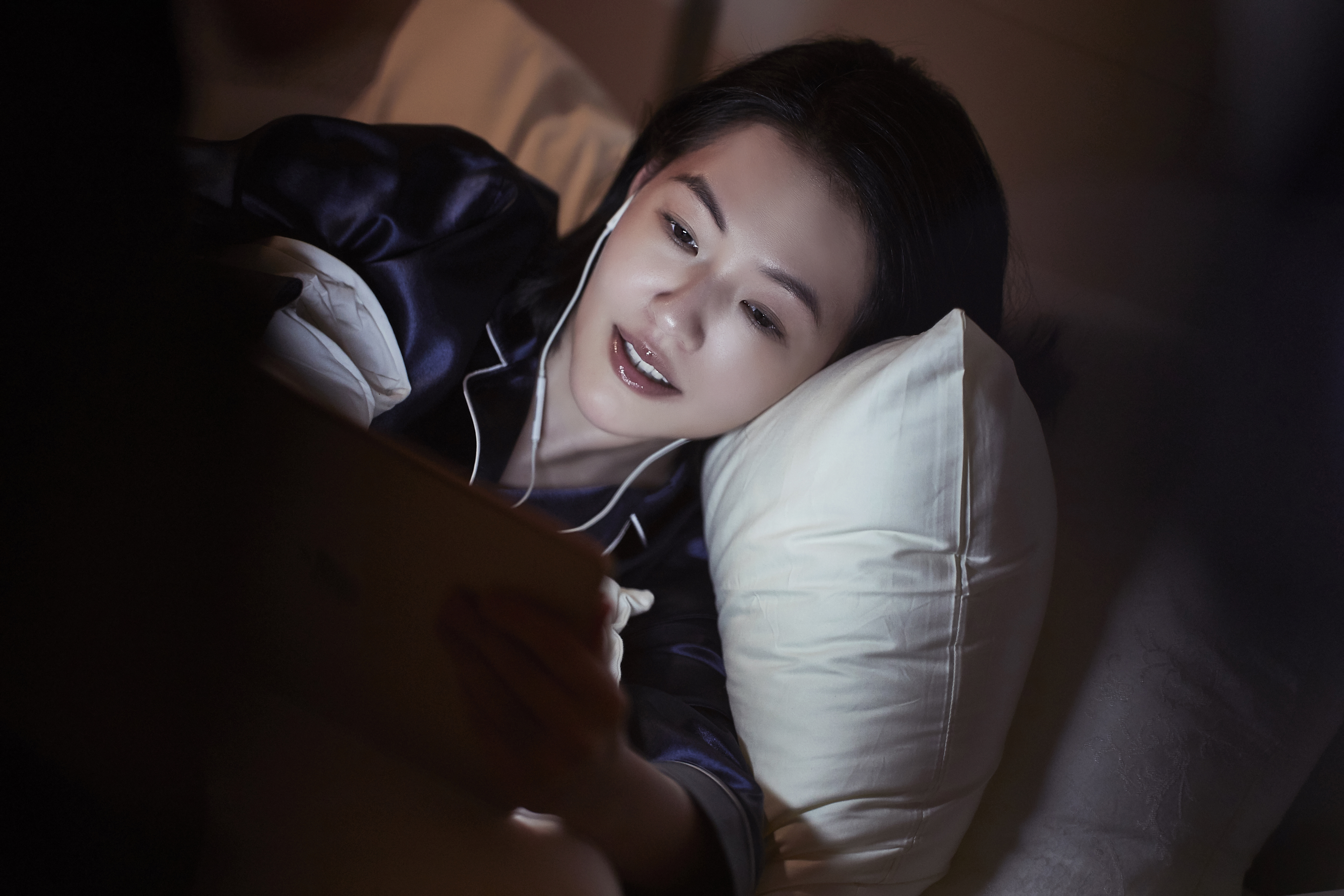 小S把握時間回網友留言，即使躺著也在看3C產品。（雅詩蘭黛提供）