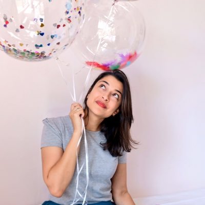 南非作家Shubnum Khan意外成了無數產品代言的模特兒。（截圖自Shubnum Khan推特）