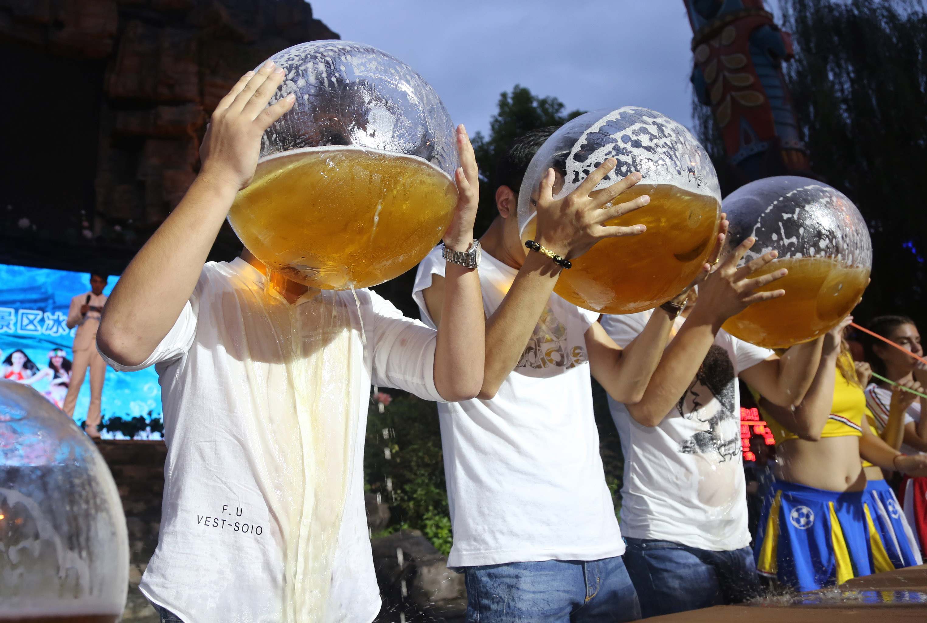 中國杭州今年七月舉行的魚缸喝啤酒大賽。（東方IC）