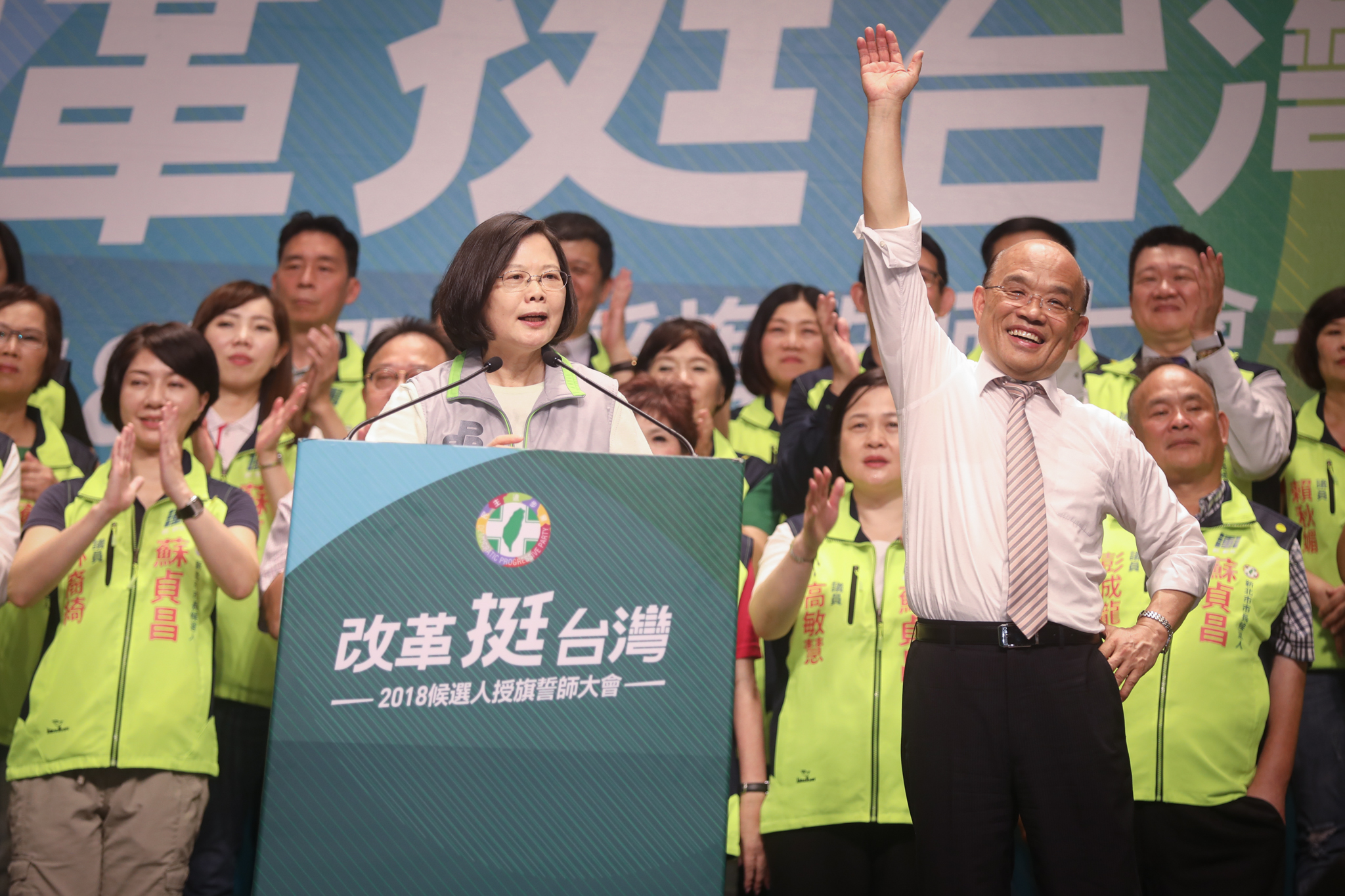 民進黨主席蔡英文今為民進黨新北市長參選人蘇貞昌授旗。(民進黨提供)