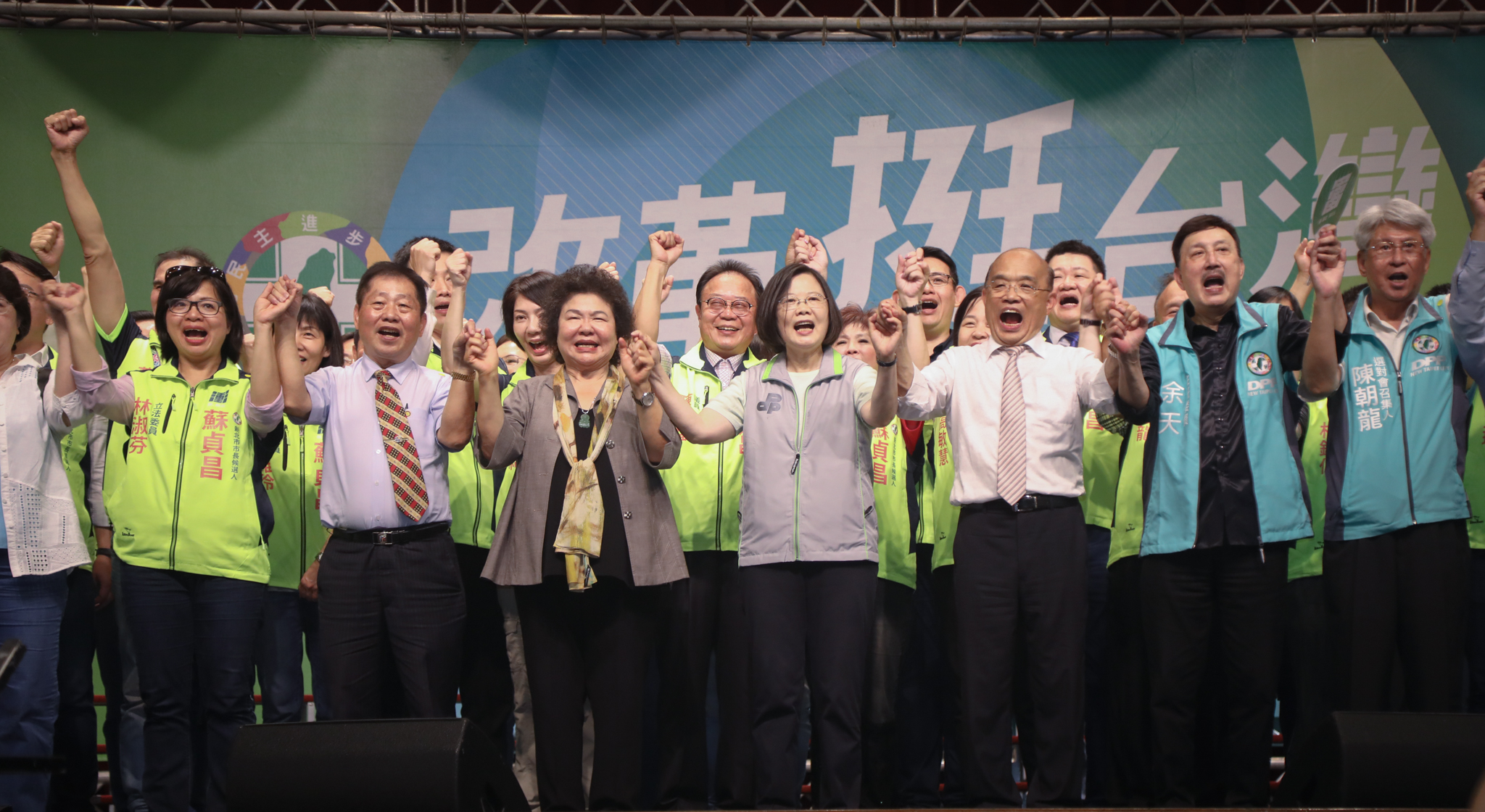 蔡英文、陳菊一天內二度合體，為蘇貞昌造勢。（民進黨提供）