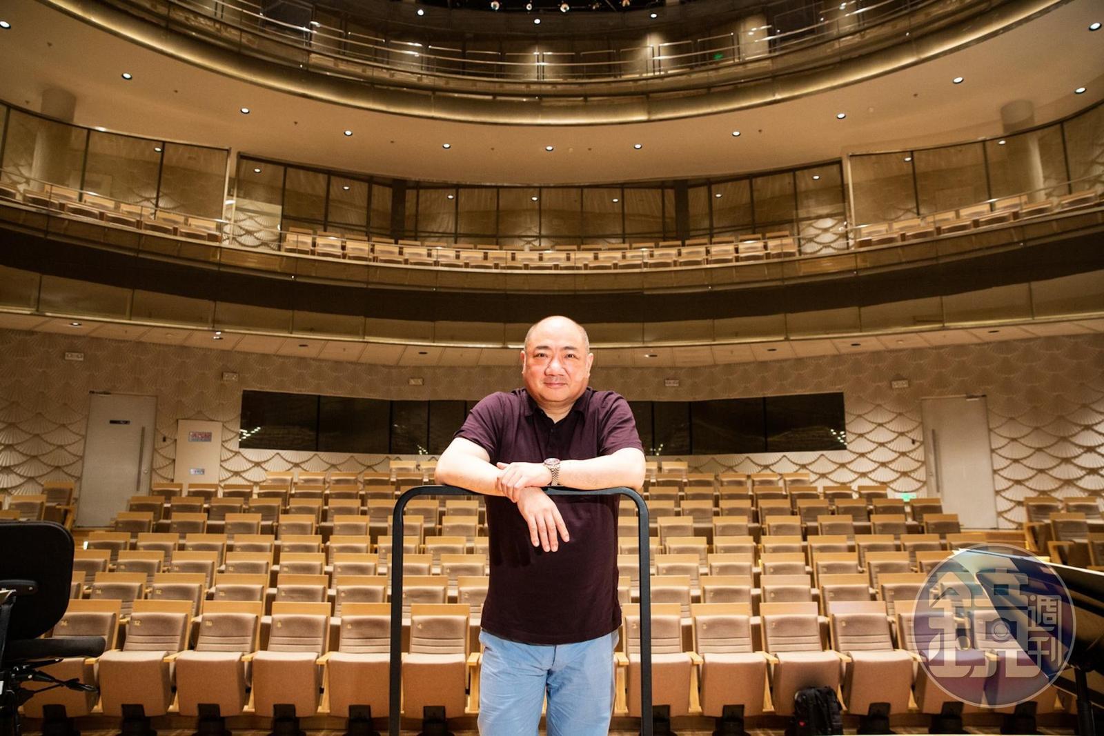 許忠將率領蘇州交響樂團登台表演，詮釋他擅長的法國浪漫派音樂家的作品。