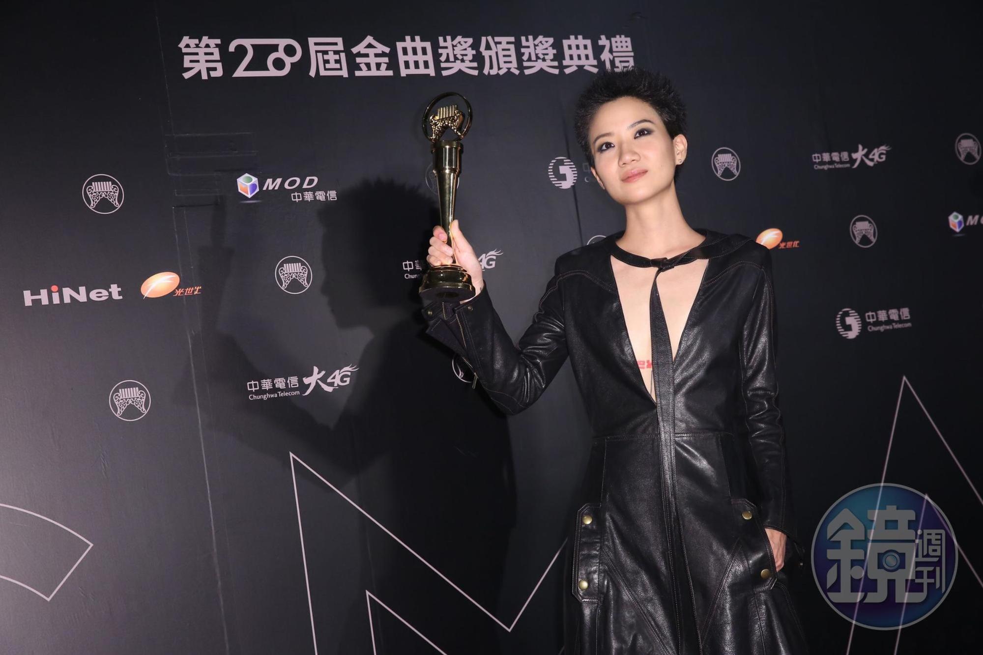 盧凱彤奪金曲獎編曲人獎，公布同婚余靜萍。今卻墜樓身亡。