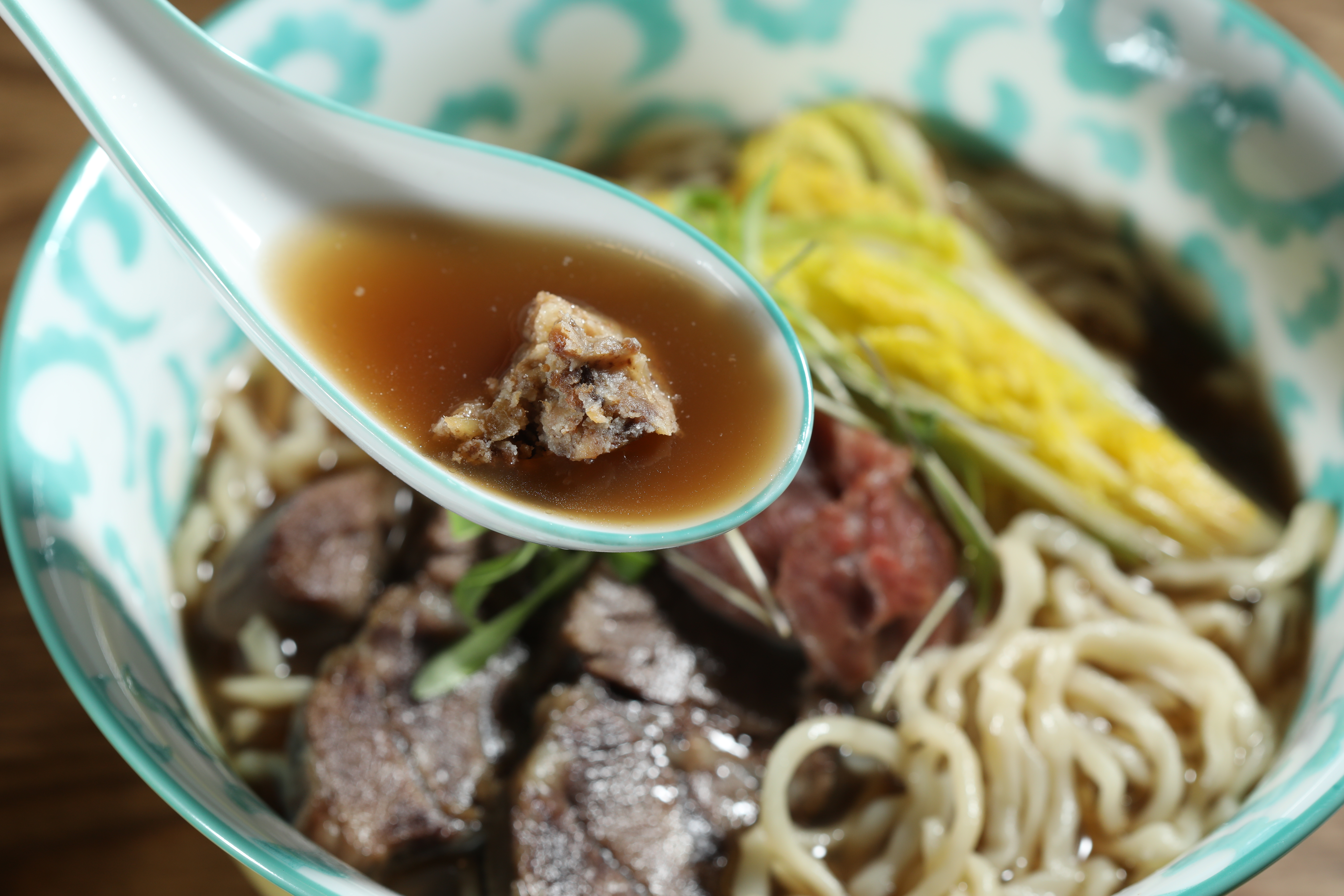 「清燉牛肉麵」的亮點在以油漬檸檬、陳皮翻炒而成的冷燻牛骨髓拌醬。