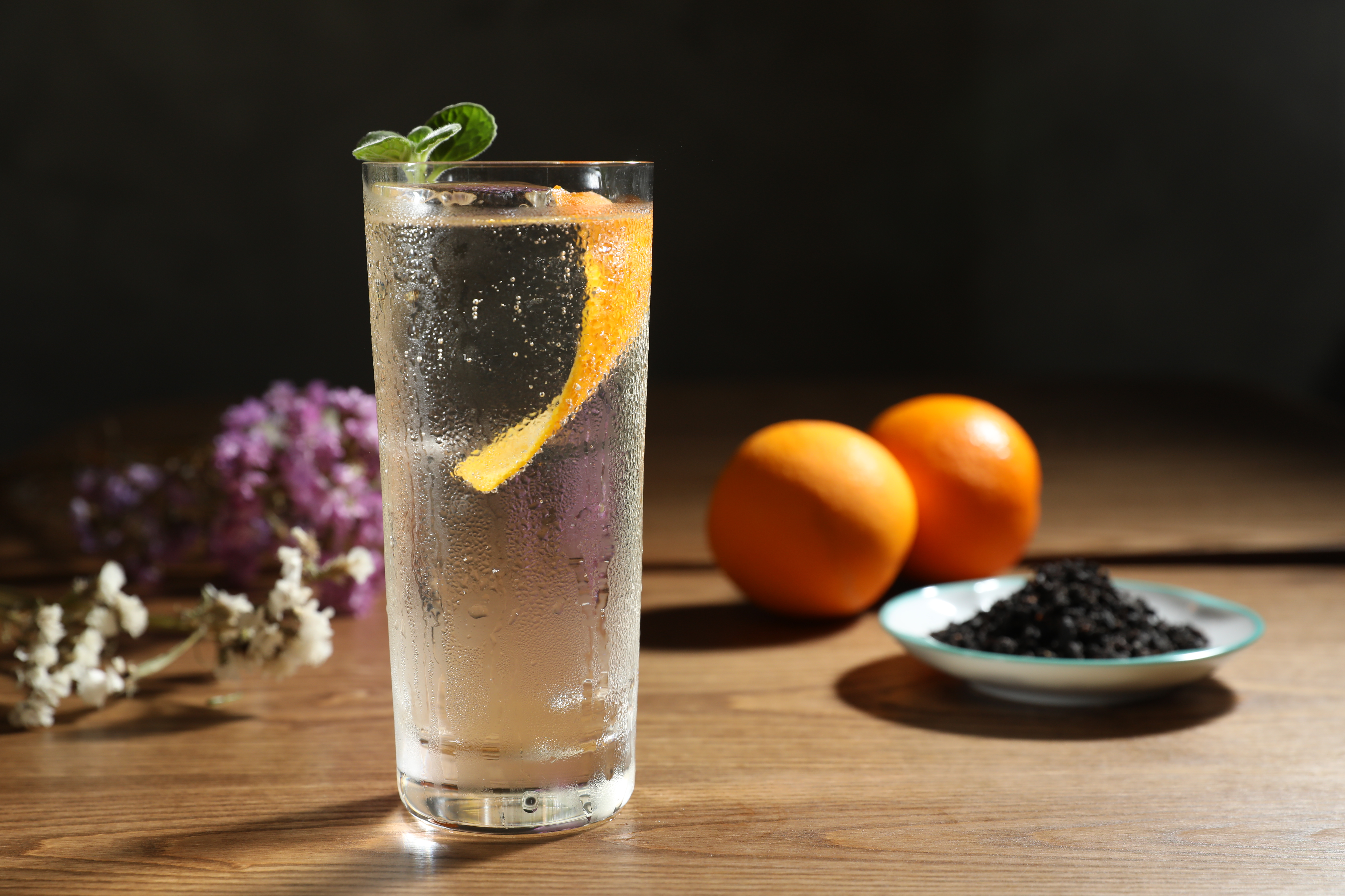 以琴酒與有機烏龍紅茶做成的Gin Tonic，清香與清燉牛肉相合。（250元／杯）