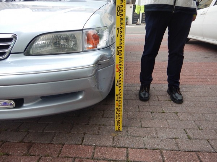 陳男愛車左前保險桿被撞出一個大凹洞。(警方提供)