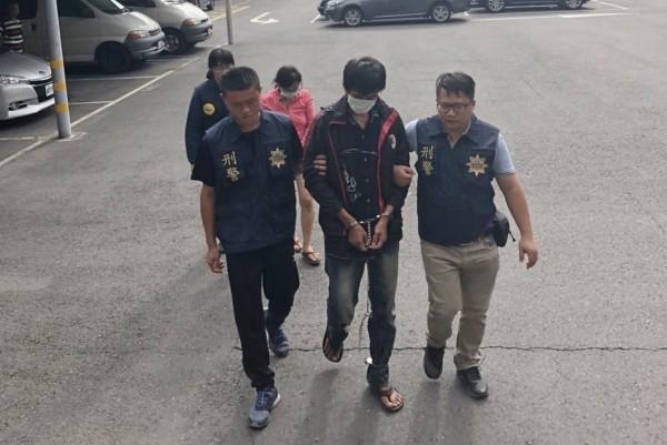 許男(前中)、徐女(後右)涉嫌販賣一、二級毒品遭逮捕。(警方提供)