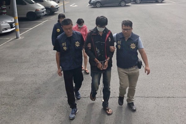許男（前中）、徐女（後右）涉嫌販賣一、二級毒品遭逮捕。（警方提供）