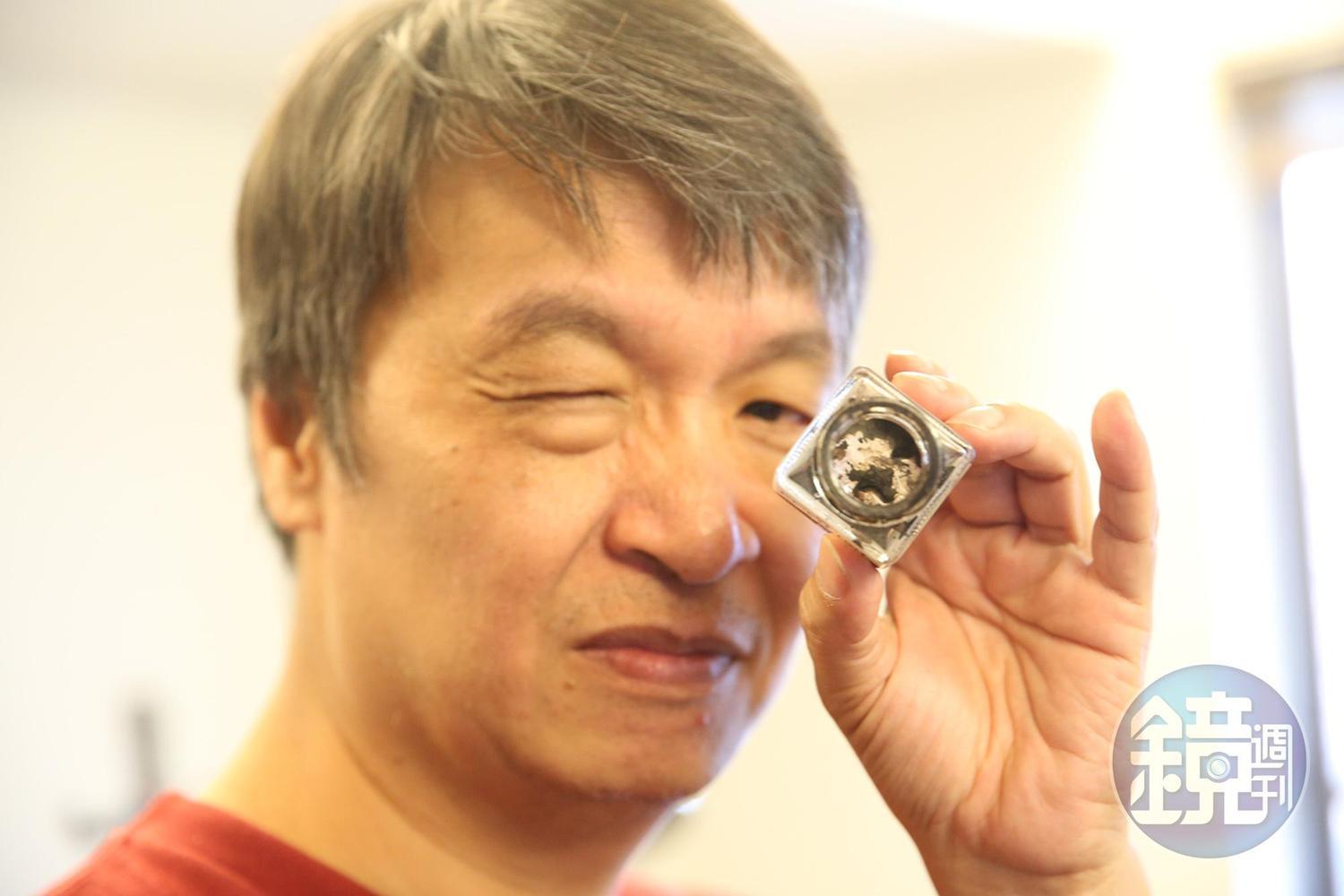 莊永新喜歡嘗試新的創作方式,這次《老爸練習曲》使用隱形墨水,被他畫到一滴不剩。