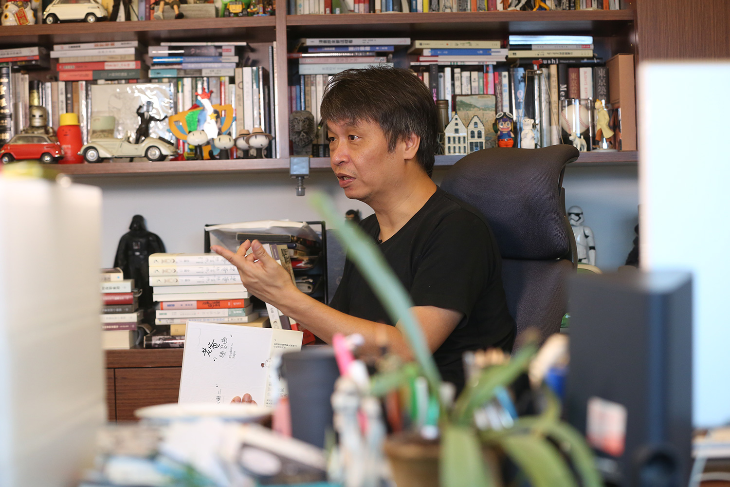 小莊認為文字跟圖像可以溝通的東西不同，都不能偏廢。
