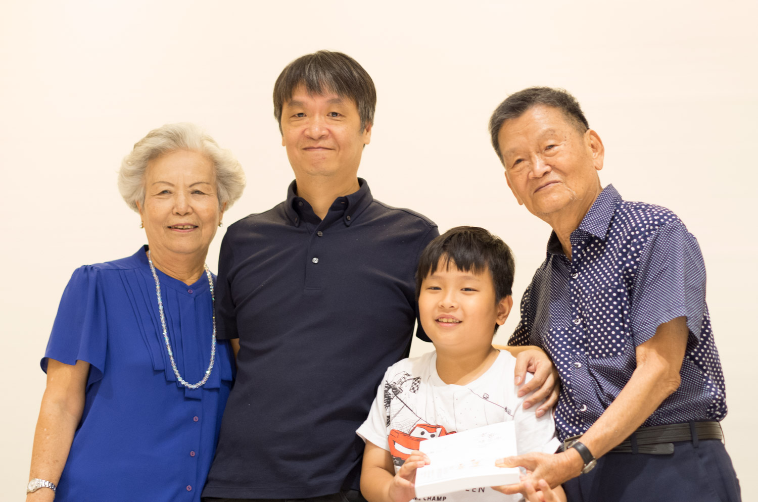 新書分享發表會上，小莊與父母、兒子一同合影。