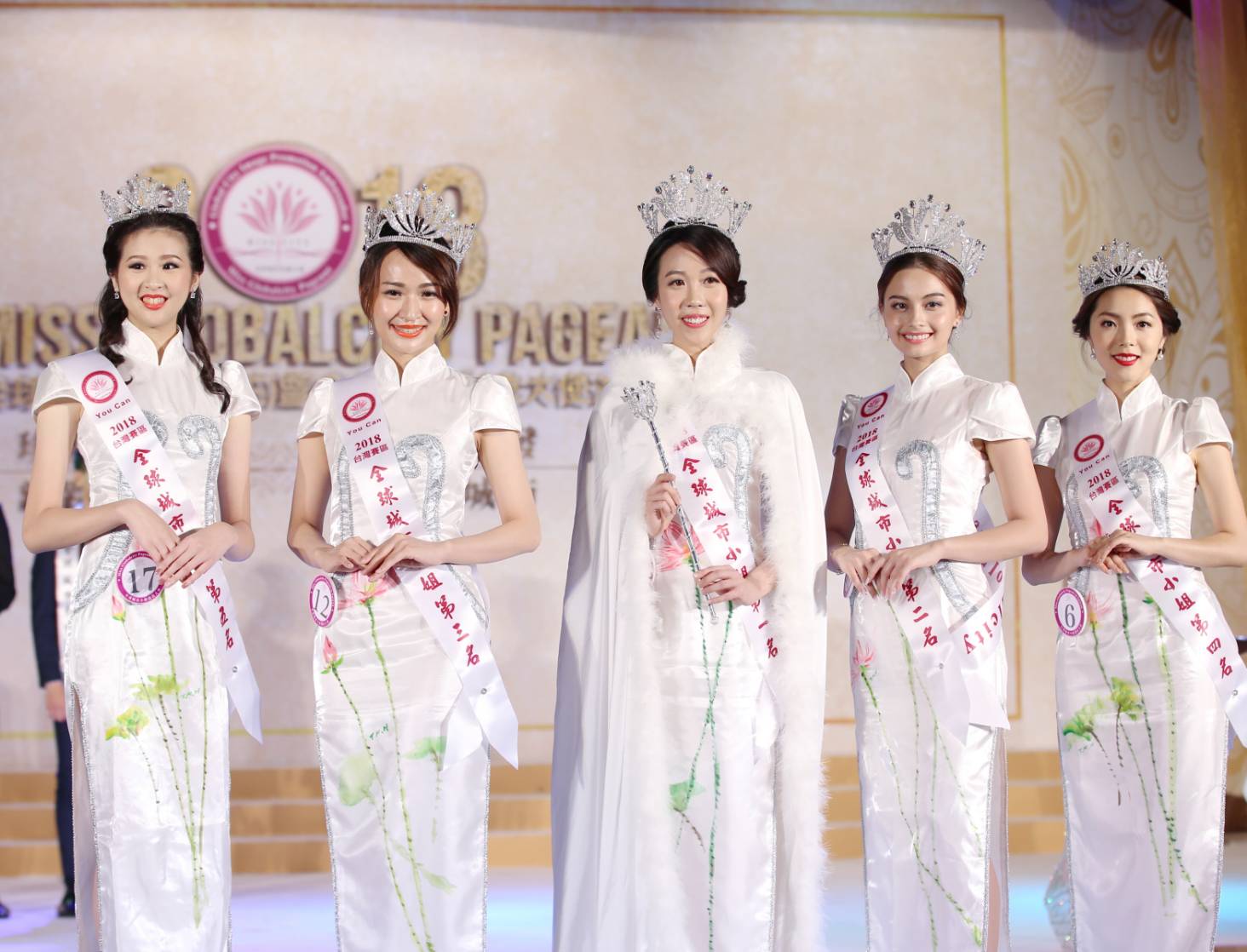 全球城市小姐選拔圓滿落幕，左起第5名周佳豫，第3名周子鳳，第1名賴韋如，第2名李棠霓，第4名張雅晴。（全球形象大使選拔協會提供）