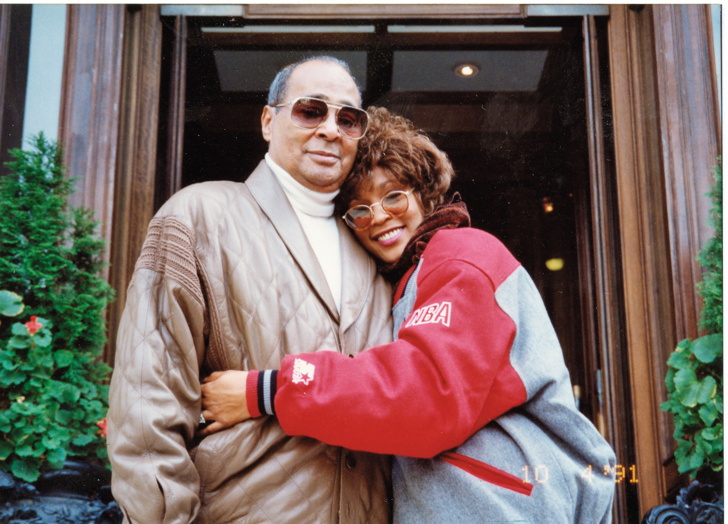 原是父親寶貝女兒的惠妮休斯頓成名後遭父索討一億美元，對外卻假裝仍是幸福家庭，這些都在本片可見。（威視提供）