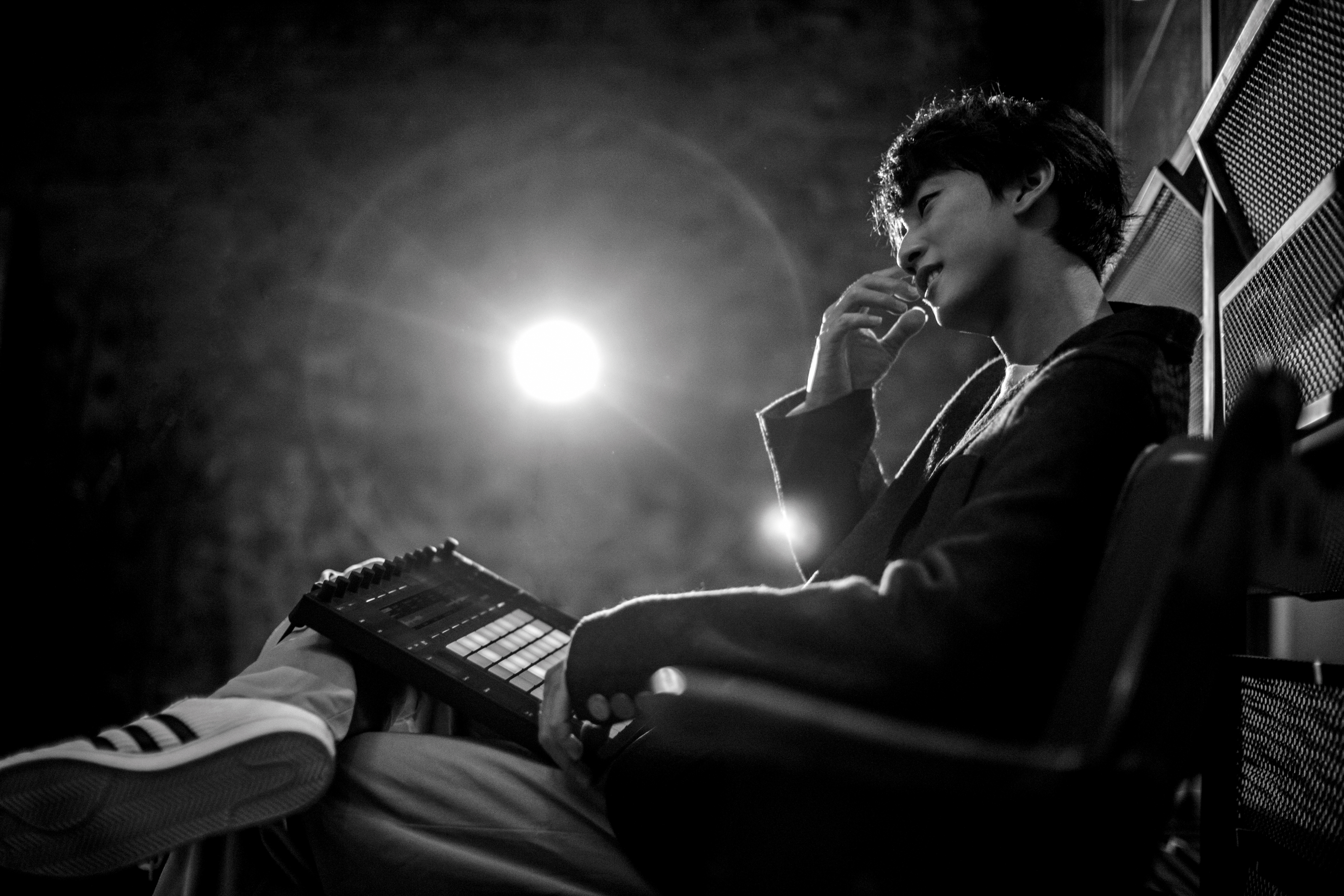 許書豪面對不紅的態度有點特別，他採取加強戰鬥力的策略，就算運氣真沒找上他，他也自信可以靠做幕後養活自己。