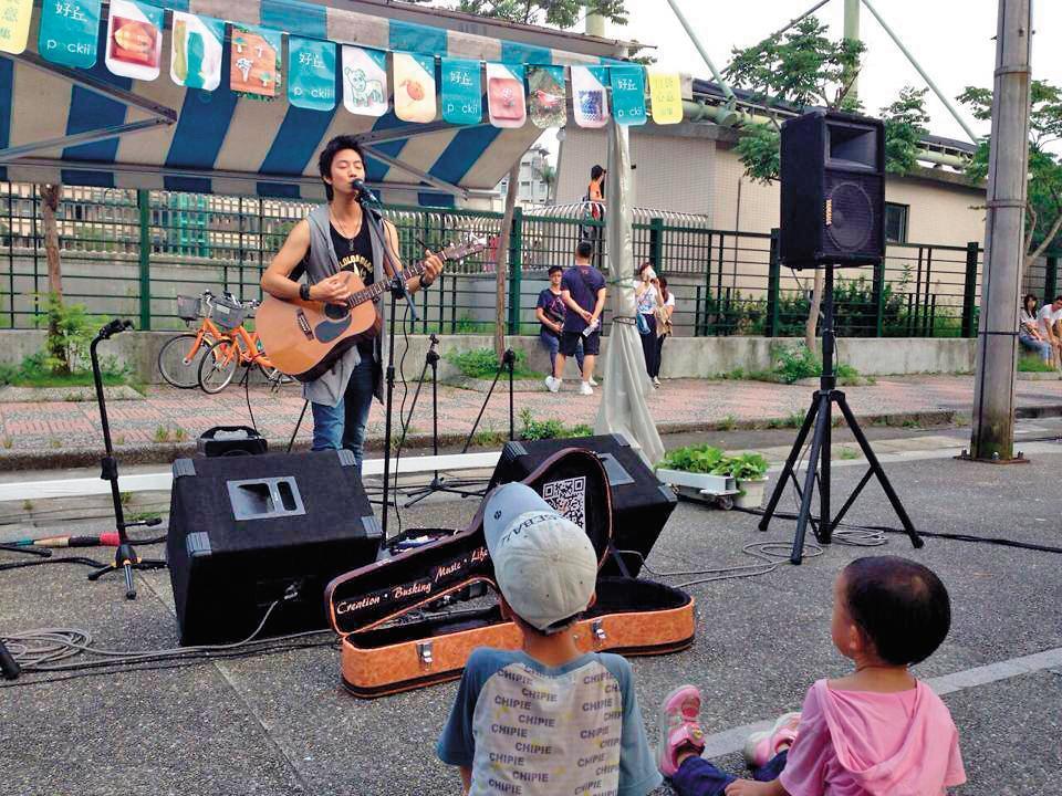 2012年考到街頭藝人證照，許書豪在街頭演唱練大自己的膽子。（上行娛樂提供）