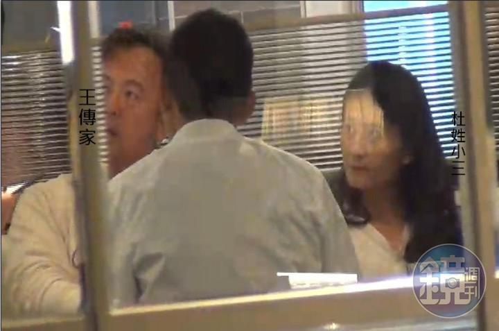 中華職棒前球星王傳家(左)遭妻子控告與杜姓女子通姦。