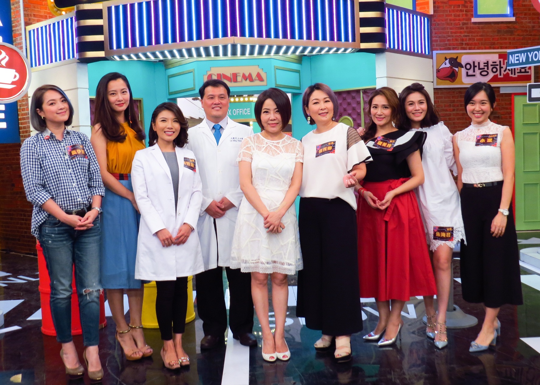 于美人（左5）曾遠赴山西五台山道場求子，回台接受人工受孕後，竟順利懷上雙胞胎。（衛視提供）