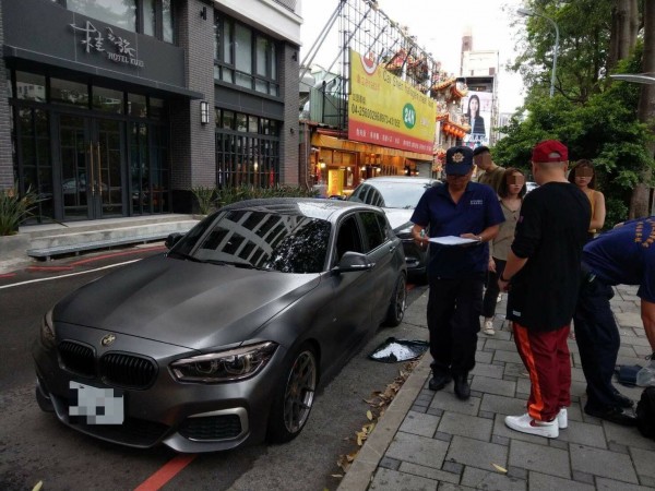 洋蔥偕同女性友人到附近逛街，返回開車時驚見車窗被砸破報案。（警方提供）