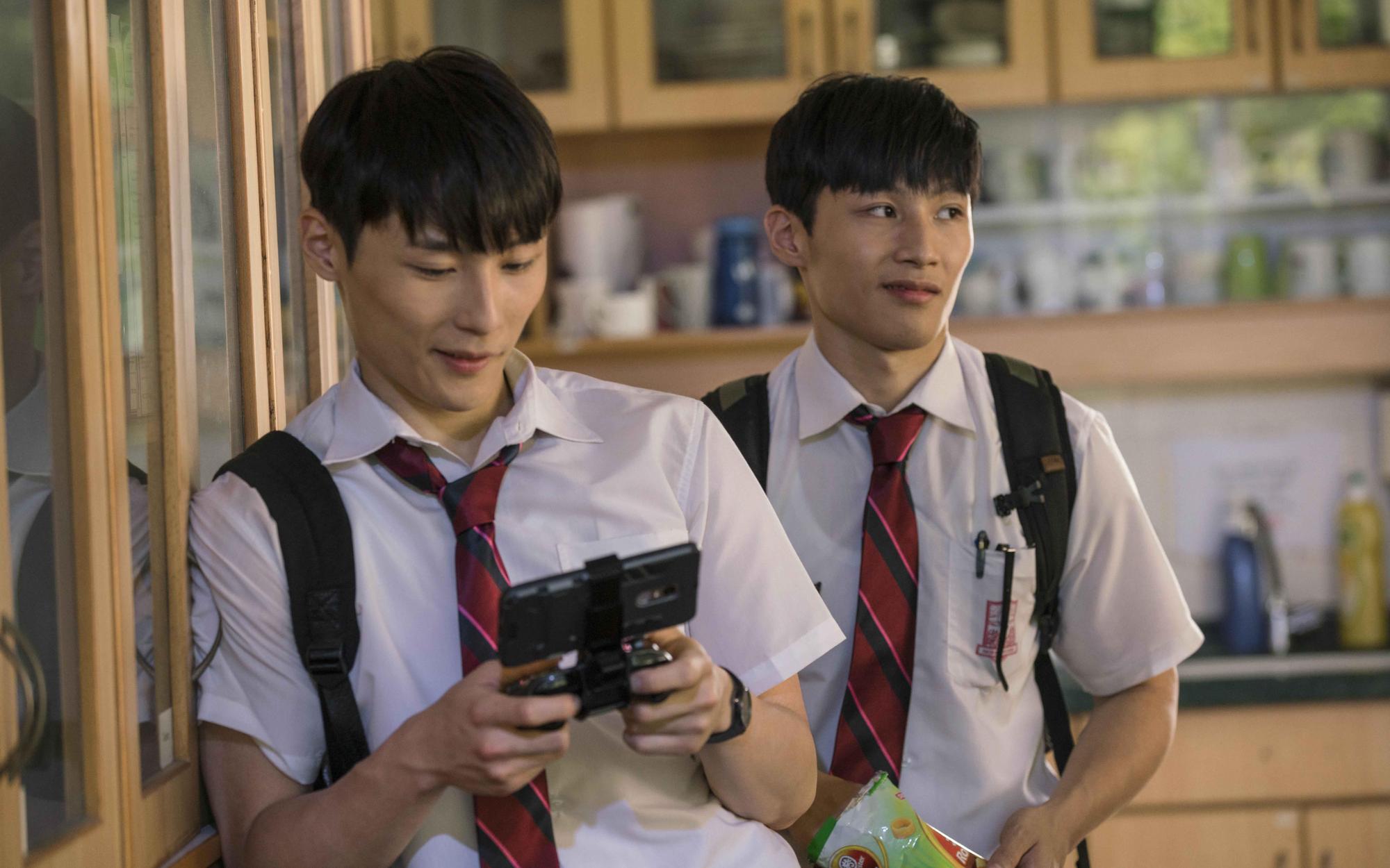 湯君慈與湯君耀外貌相似,在電影中也是扮演單親家庭的雙胞胎兄弟。(華映提供)