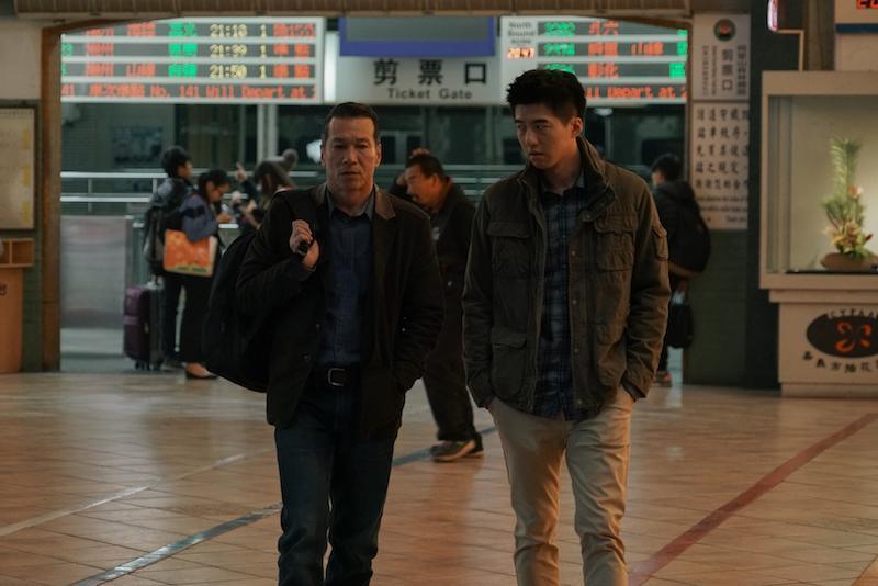 黃仲崑(左)與傅孟柏飾演的父子,一起前往日本探索家族疑雲。(積木影像提供)