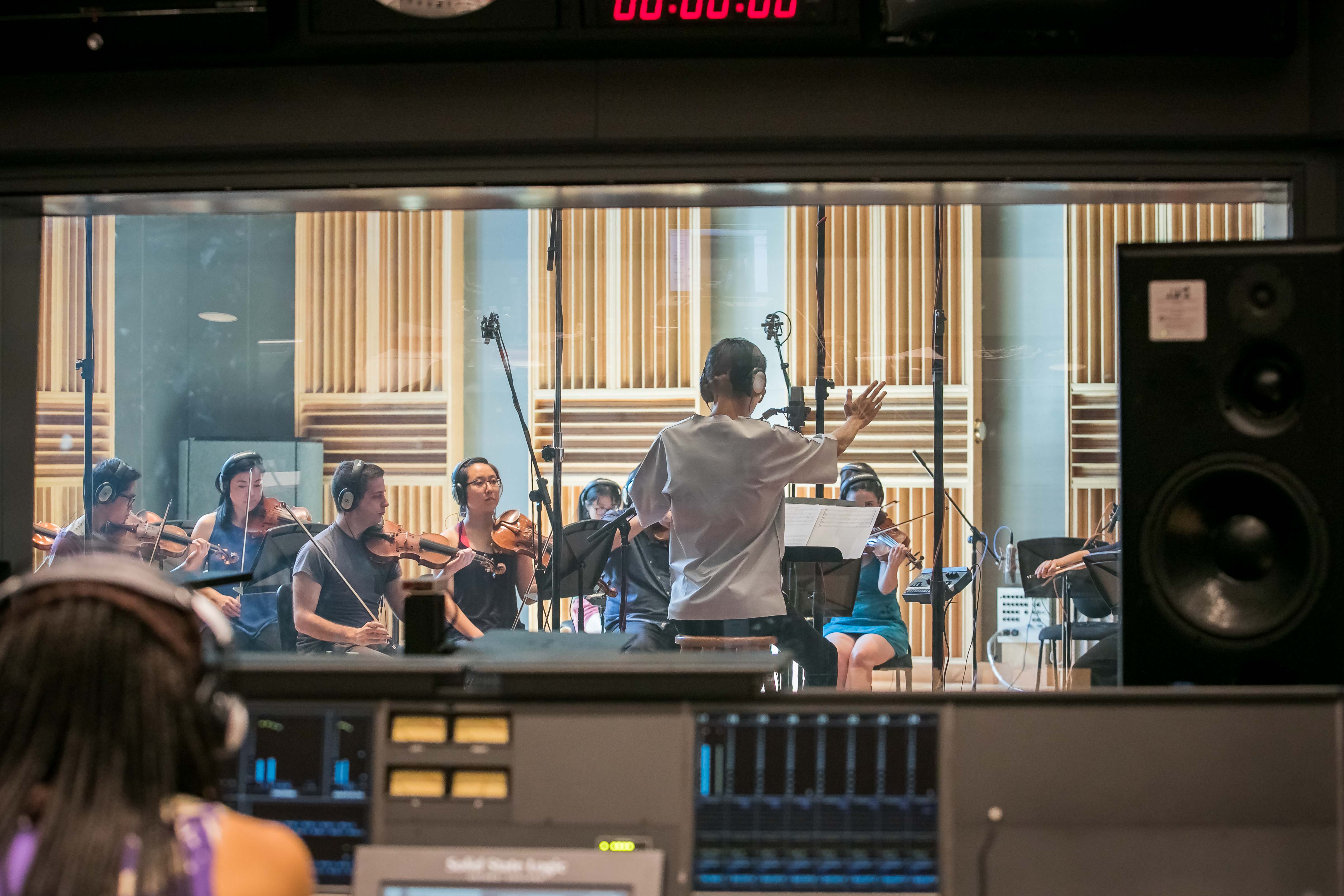 波士頓弦樂團透過越洋視訊將演奏錄音實況傳送到台北。（積木影像提供）