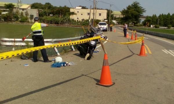 苗47線苑裡鎮社柑三路發生兩輛機車碰撞事故,釀成1死1傷,警方到場了解車禍發生原因。(警方提供)