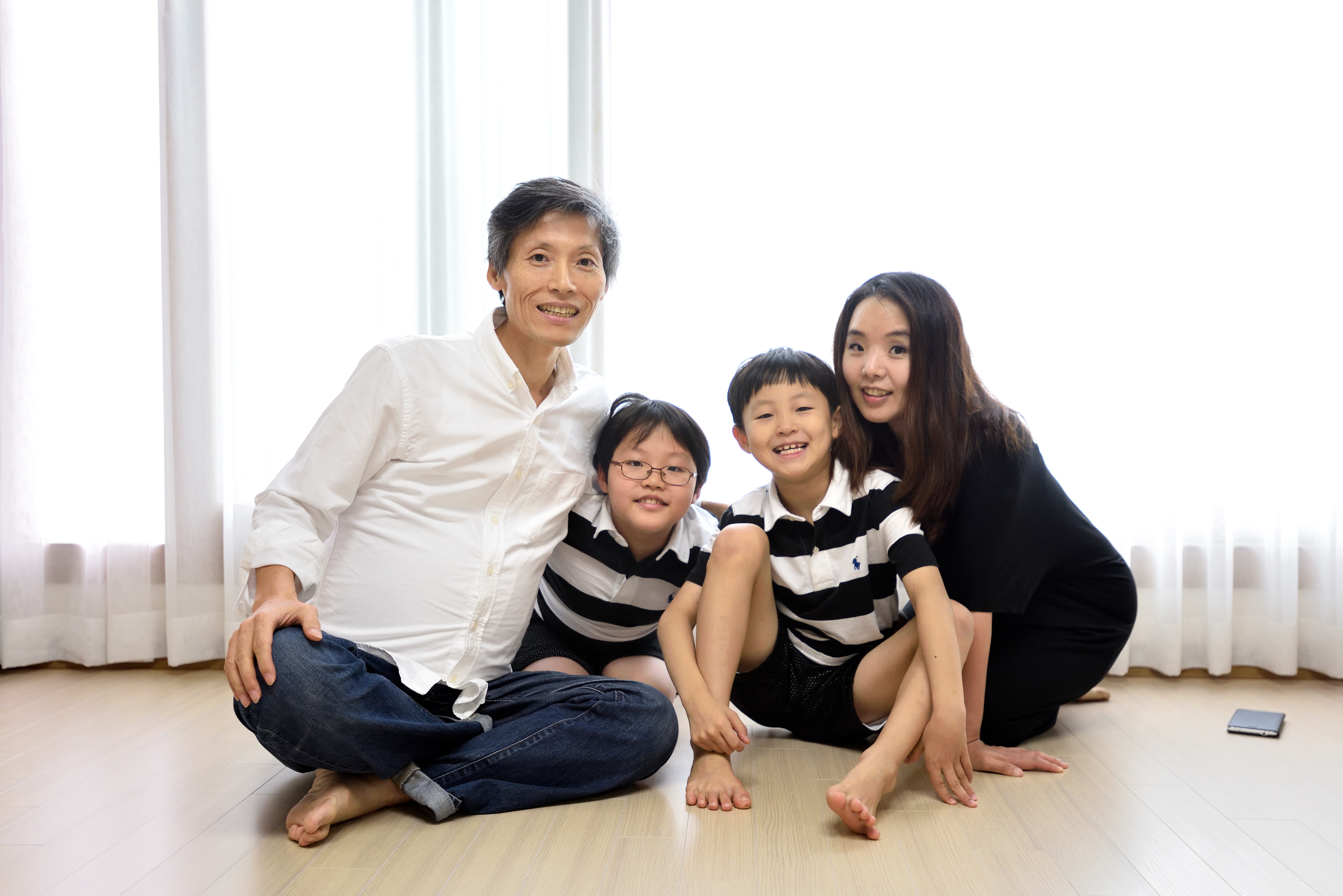 李容馬病後在家中受訪,拍下與雙胞胎兒子和妻子的全家福。©시사 IN 신선영
