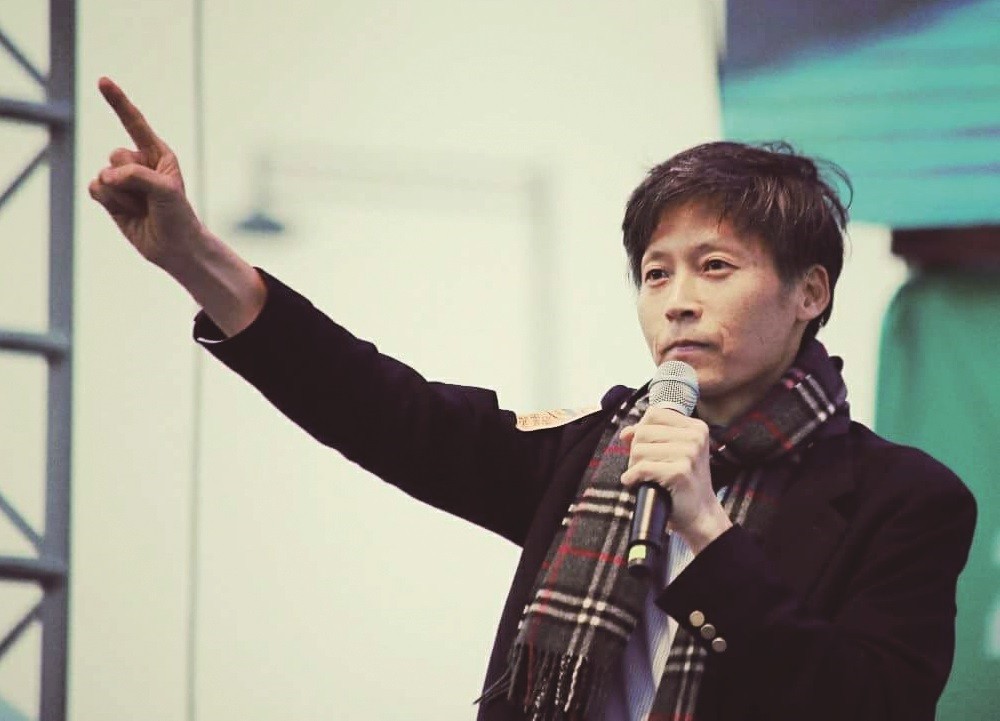 李容馬在2017年3月11日的第20次燭光集會中發言：「我呼籲應將檢察廳和公營廣播的人事權還給公民。」（由大塊文化提供）