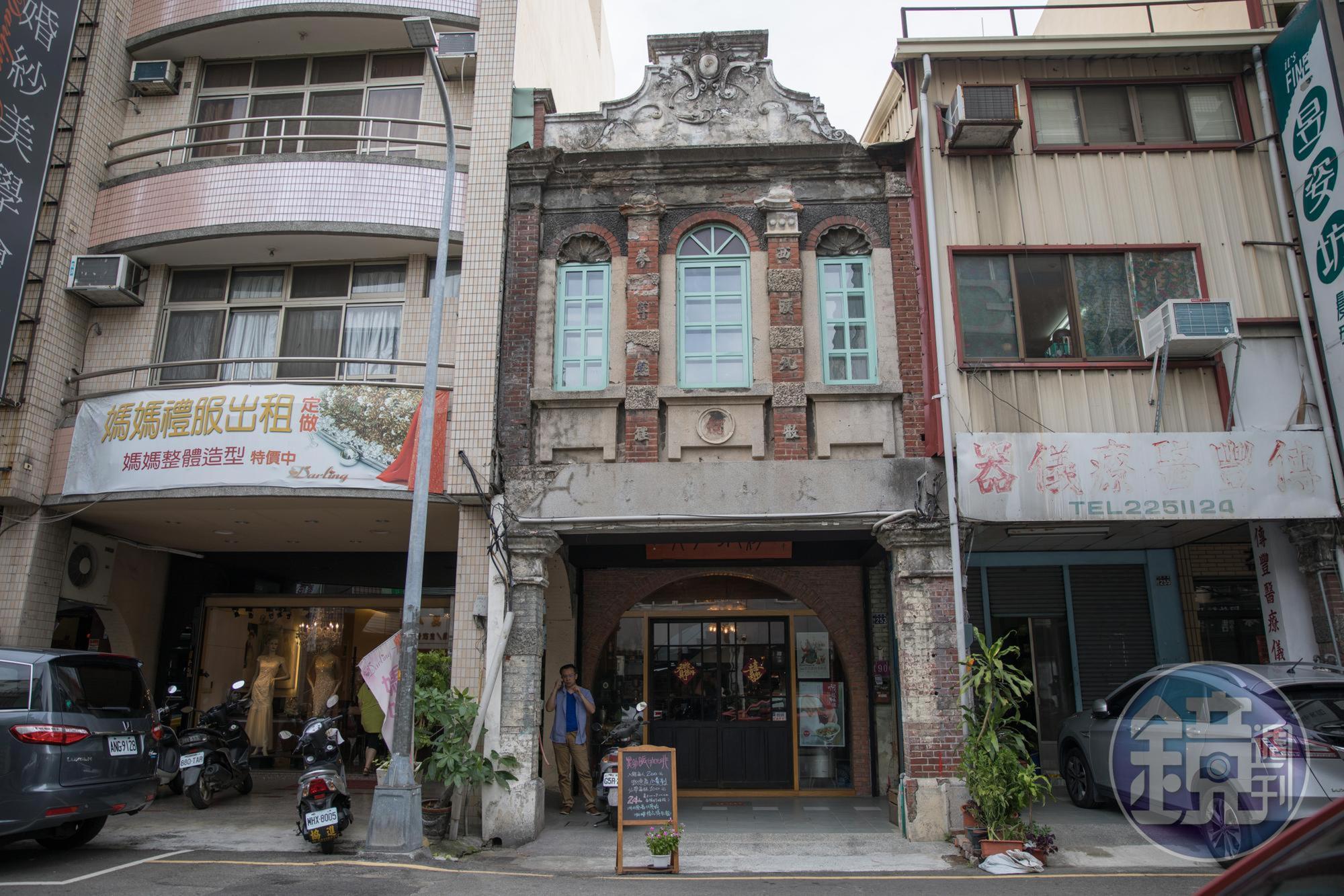夾在兩間屋子中央的，就是保存百年建築的「黝脈咖啡」