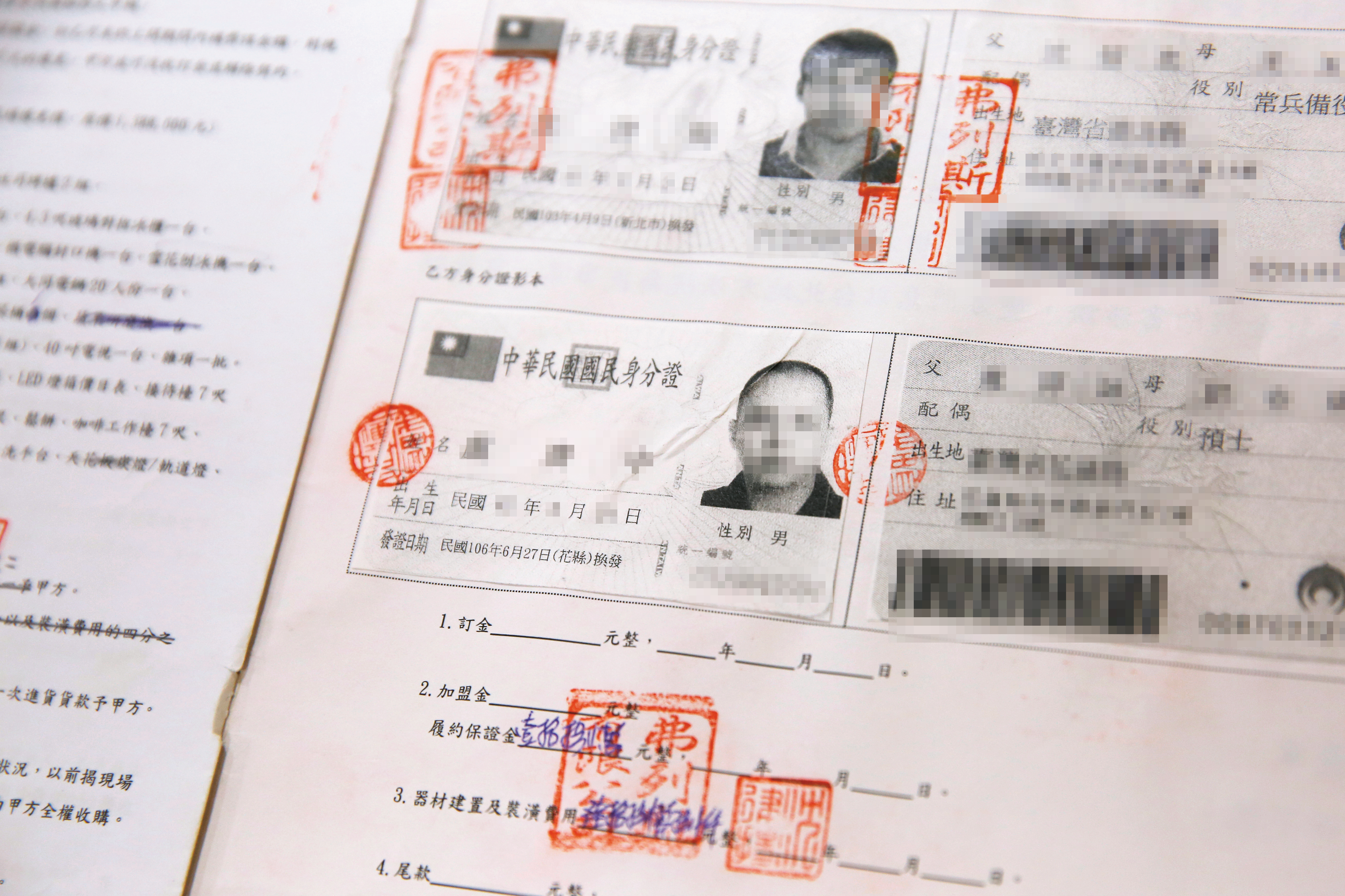 盧膺中請長期病假,卻絲毫不避諱警察身分,還以本人身分證(下)簽約加盟。
