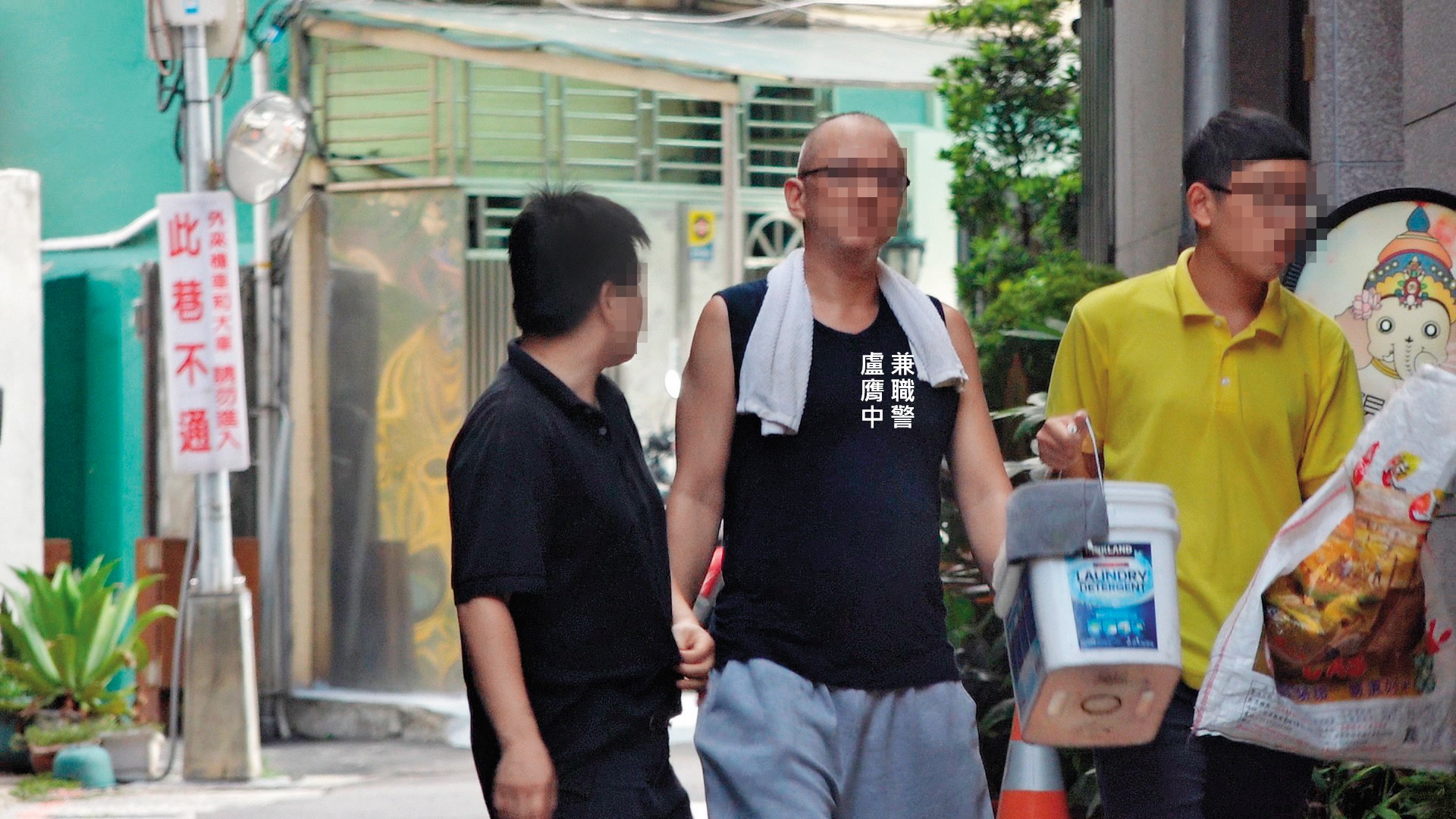 保一第三大隊警員盧膺中因病請長假，卻在外加盟早午餐店當起老闆。