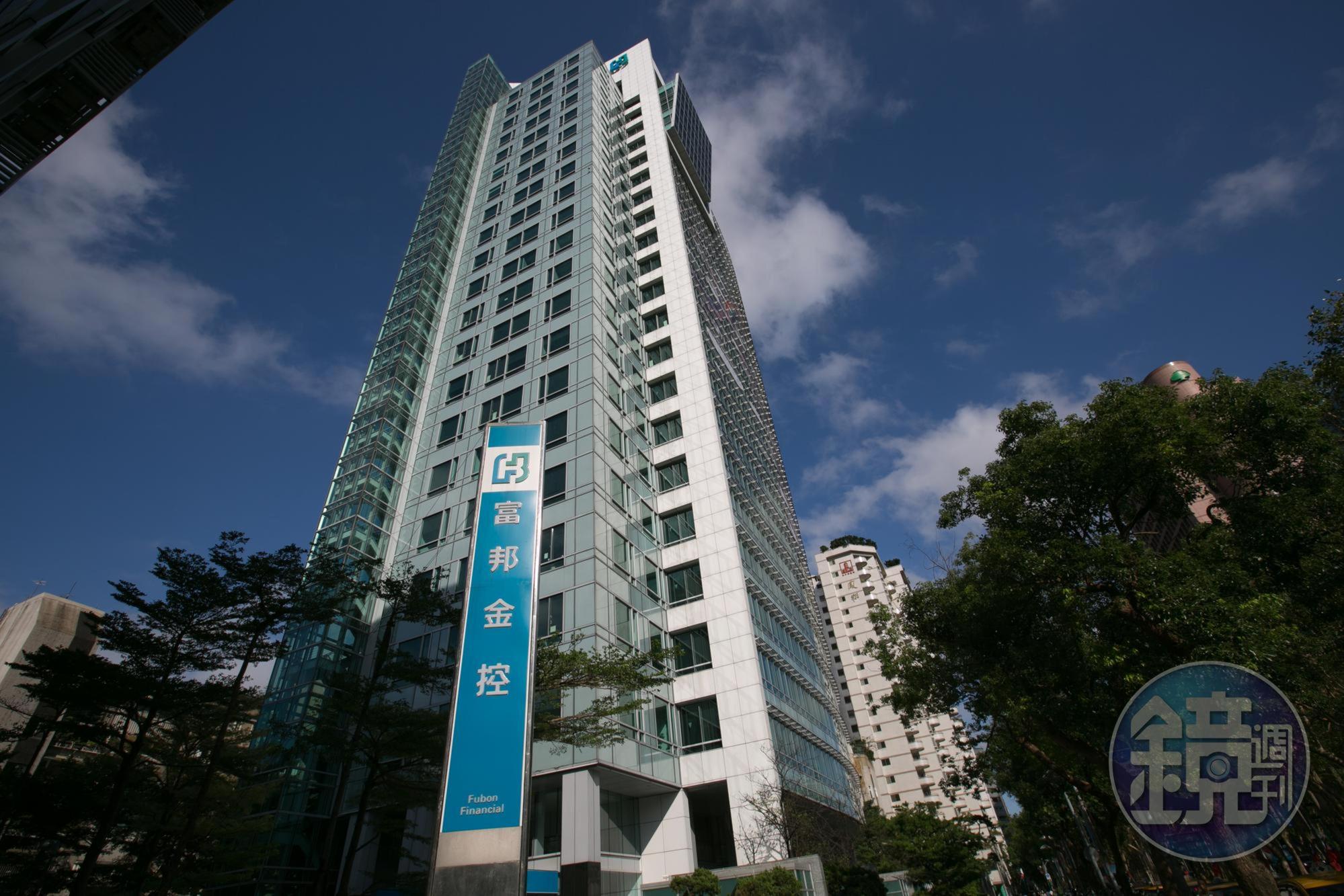 照金管會公告的規則,目前金控業有國泰金、富邦金、中信金、元大金、玉山金和台新金6家符合買家資格。