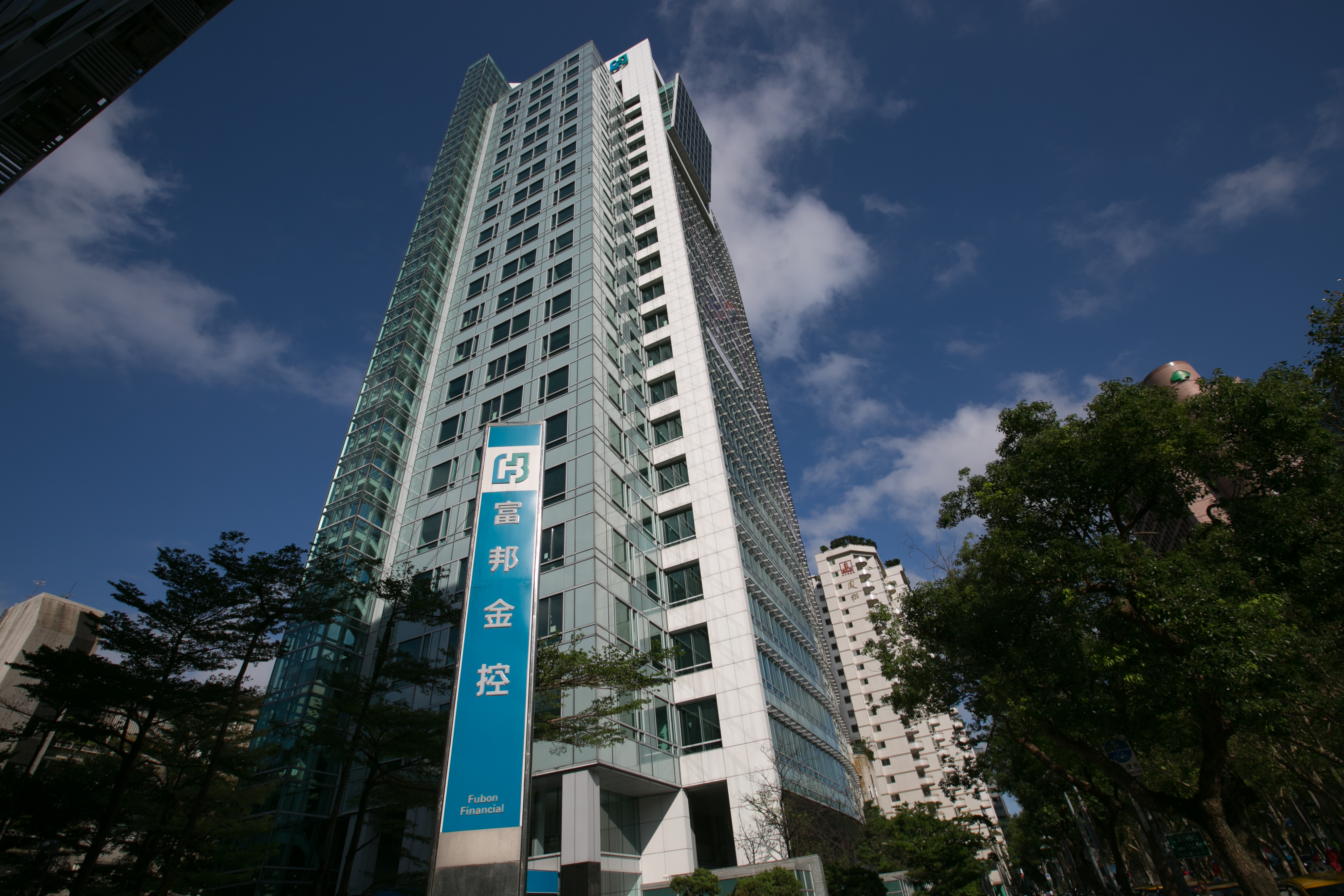 照金管會公告的規則,目前金控業有國泰金、富邦金、中信金、元大金、玉山金和台新金6家符合買家資格。