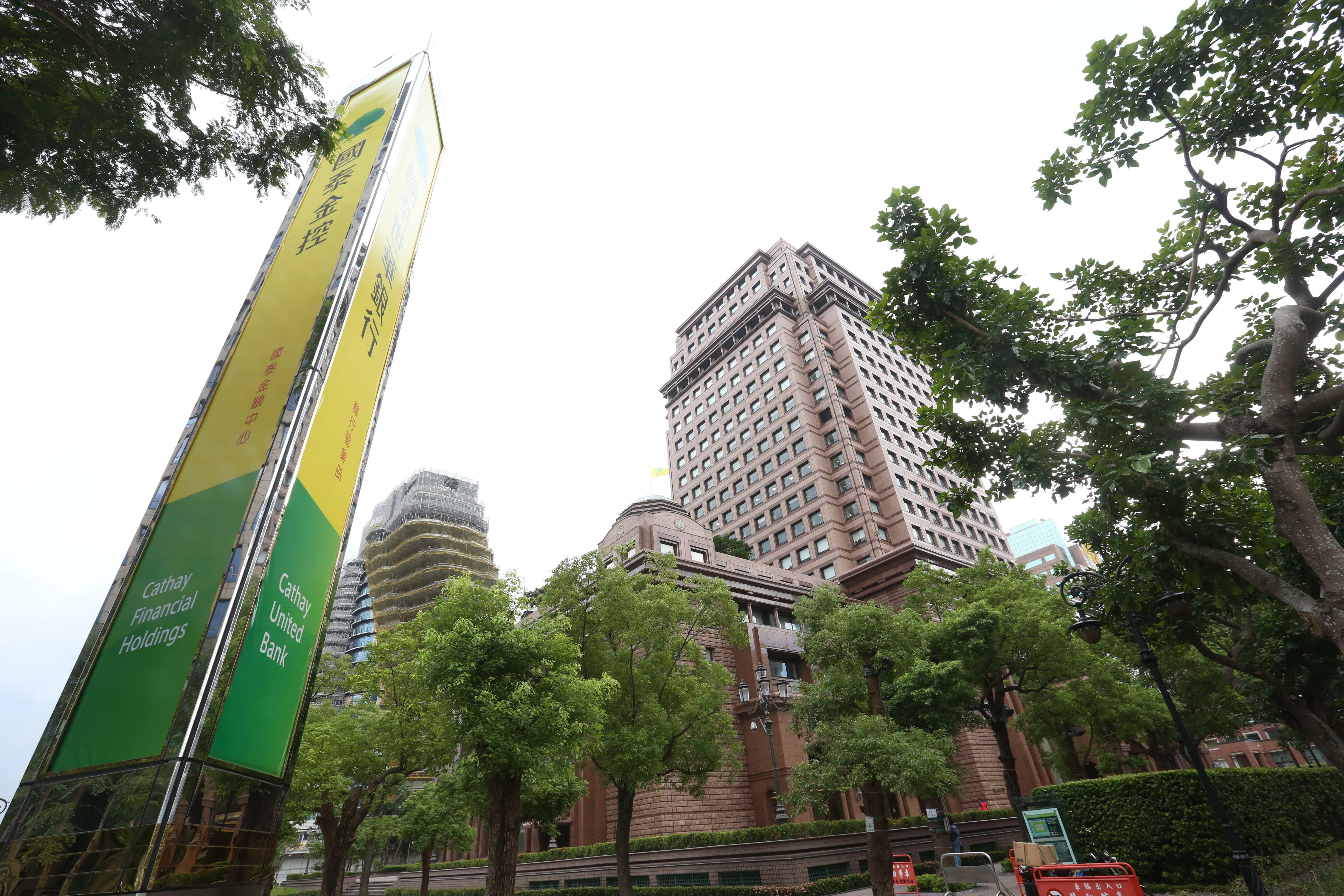 照金管會公告的規則,目前金控業有國泰金、富邦金、中信金、元大金、玉山金和台新金6家符合買家資格。