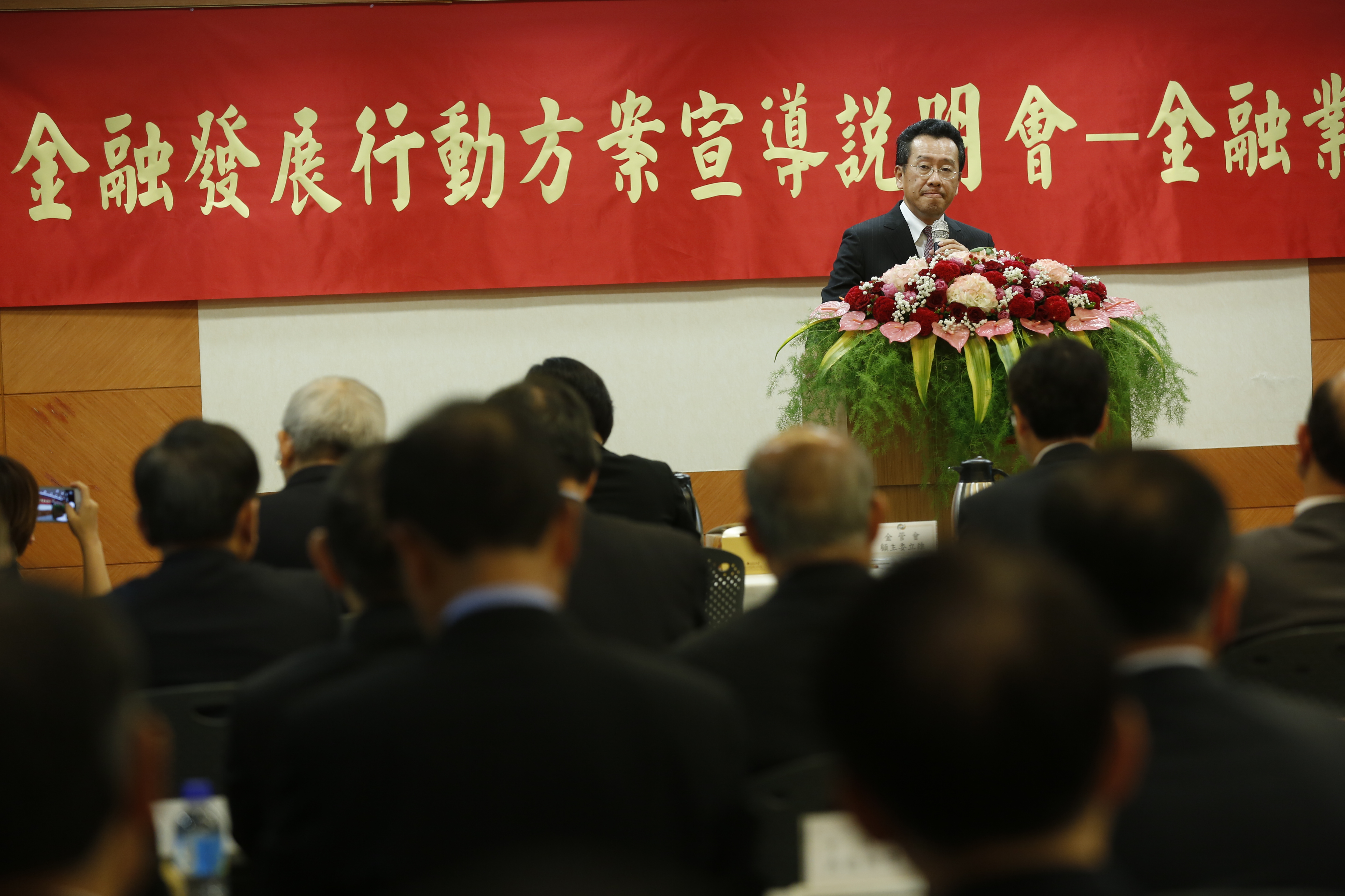 金金併最快下半年上路，顧立雄在公聽會前就搶先和國泰、富邦、中信、元大4金控會面。