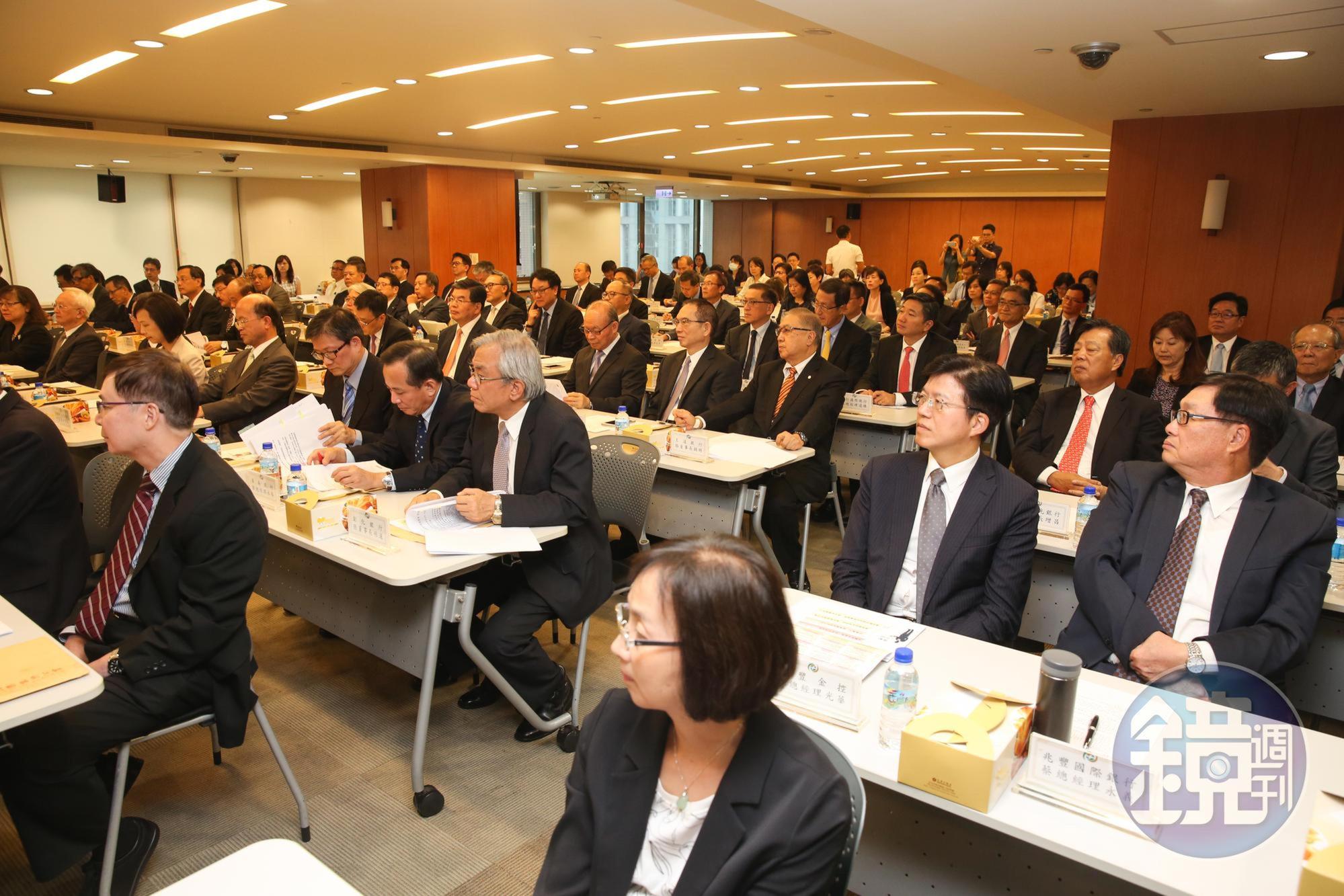 金金併公聽會後公告新遊戲規則,被批評是替4家金控量身打造。