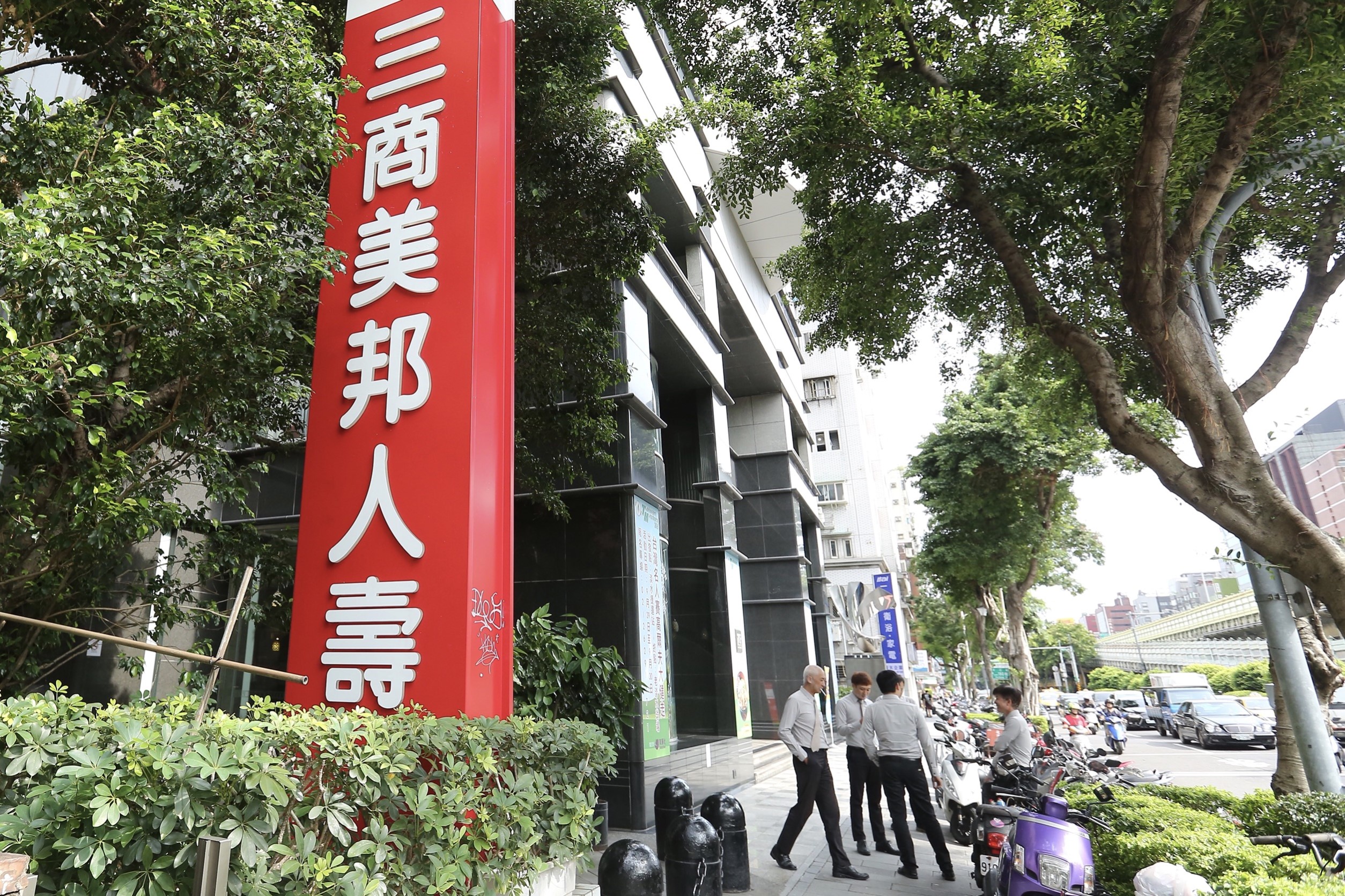 金融業認為，三商美邦人壽是國內市場上少數的好獵物。