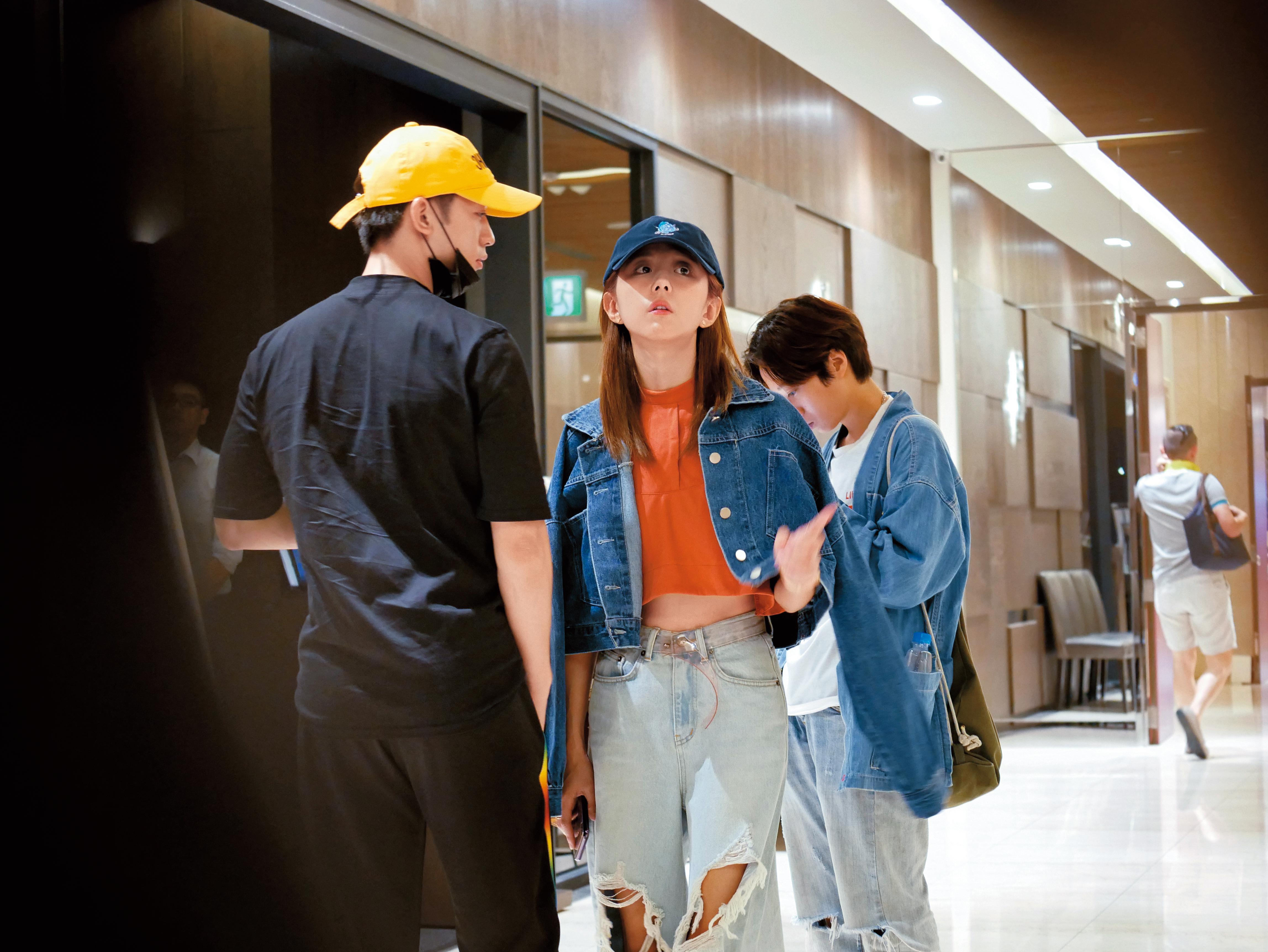 8月1日 18：21，小樂（左）跟邵雨薇（中）所謂的「約會」其實還有助理陪同。一度也傳小樂要追邵雨薇，但後來邵雨薇卻跟張立昂及吳慷仁交往、曖昧。