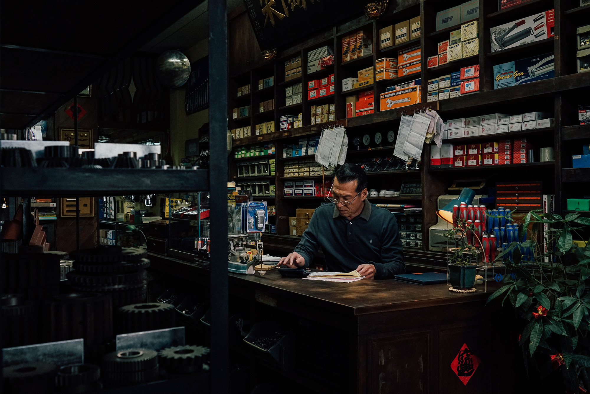 片名《范保德》是該片的主人翁、也是演員黃仲崑飾演的五金行老闆名字。（積木影像提供）