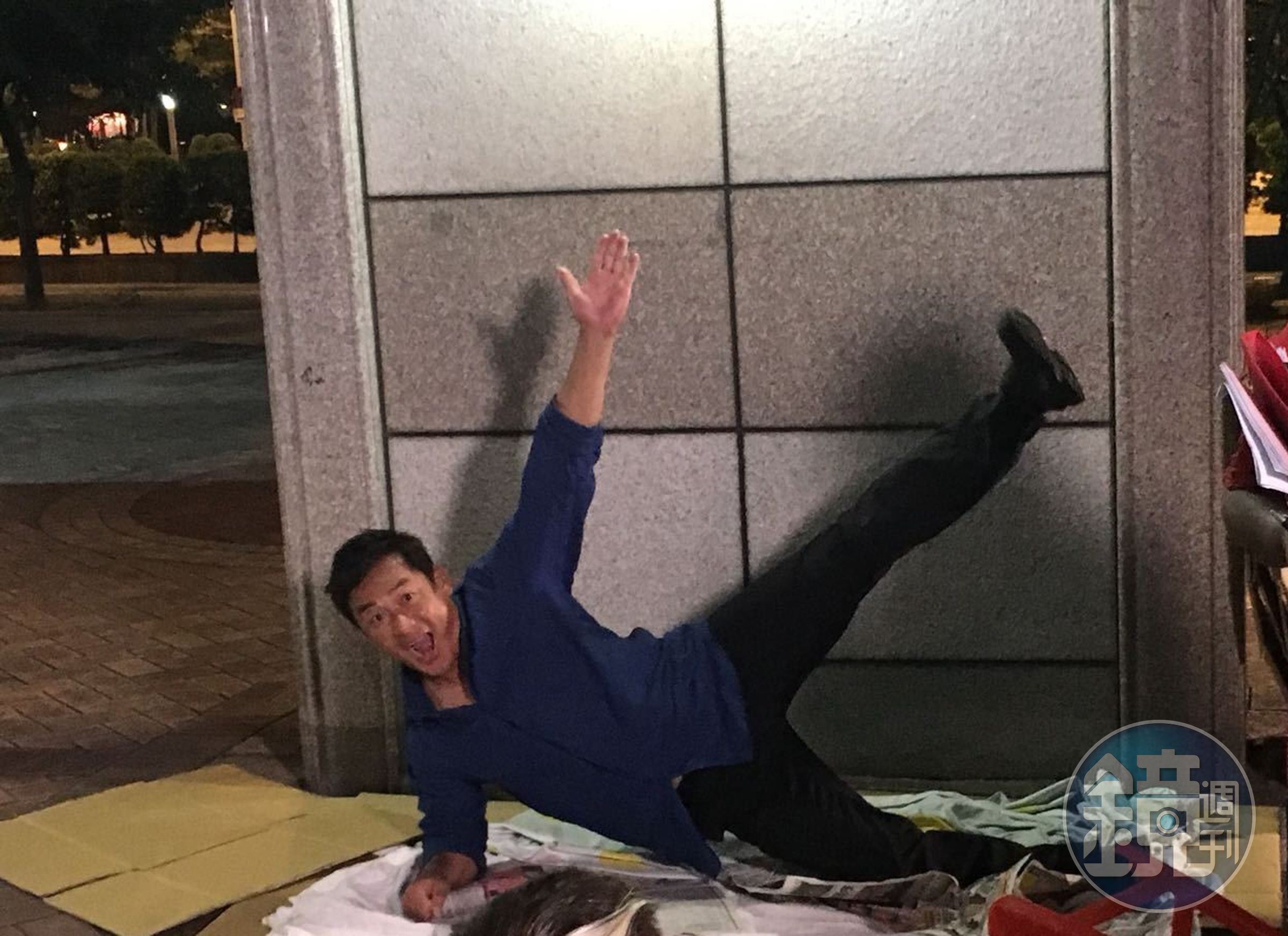 江宏恩演出流落街頭的前議員，開心的在自己的地舖上拍照。