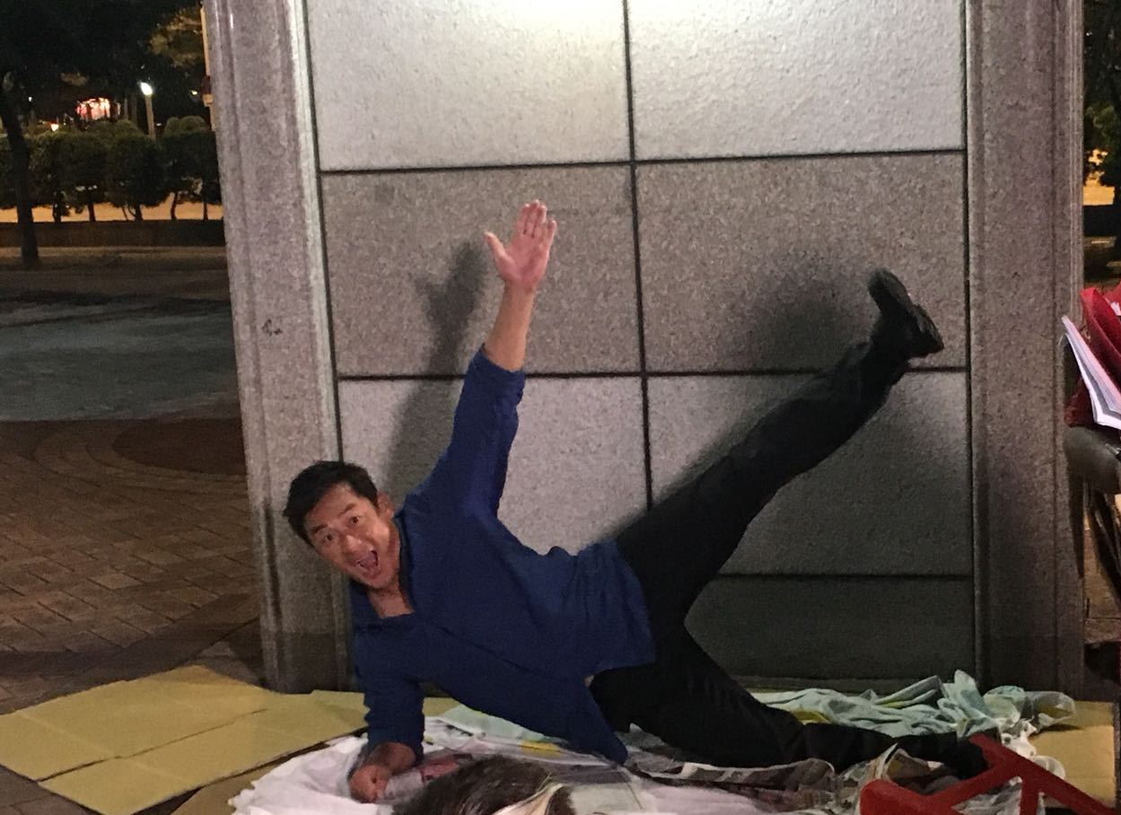 江宏恩演出流落街頭的前議員，開心的在自己的地舖上拍照。