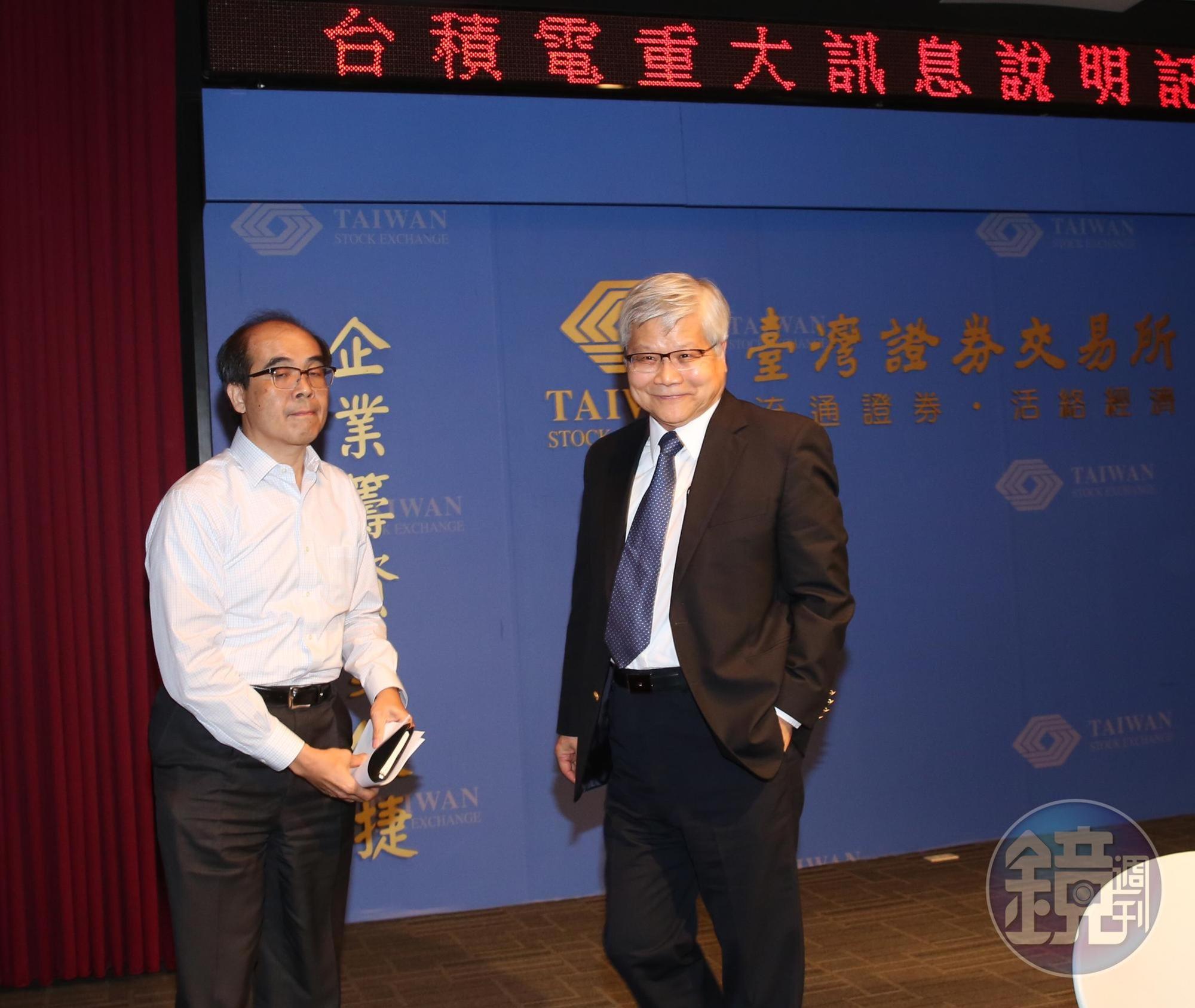 台積電的記者會原本是由財務長何麗梅主持,總裁魏哲家(右)臨時決定出席。