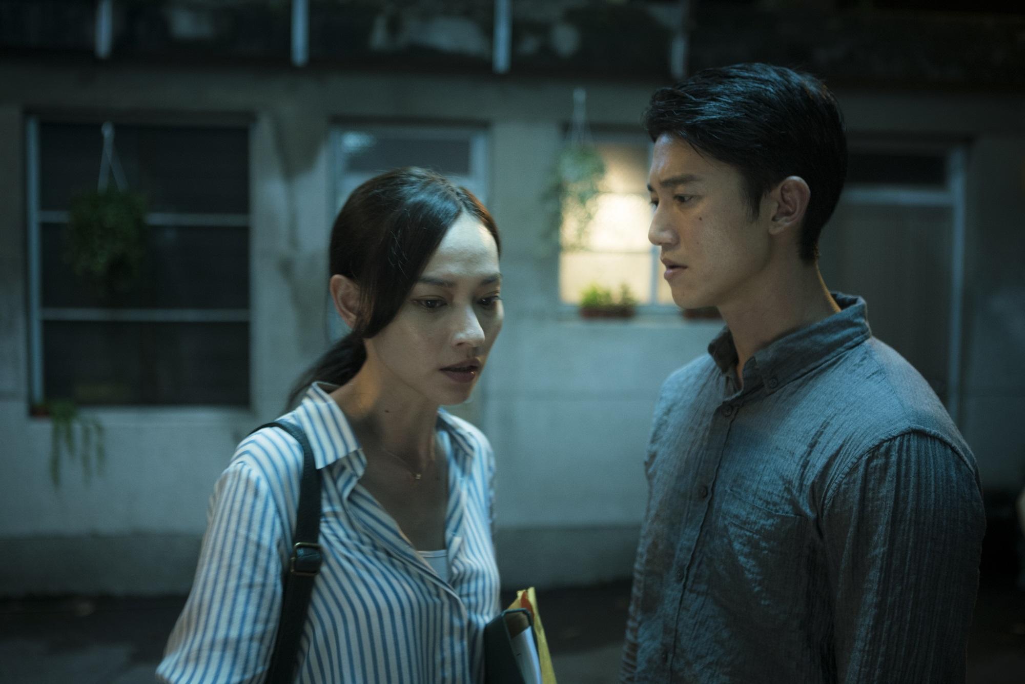姚以緹與吳慷仁一個演檢察官,一個演法醫,於公於私都糾纏。(闊世電影提供)