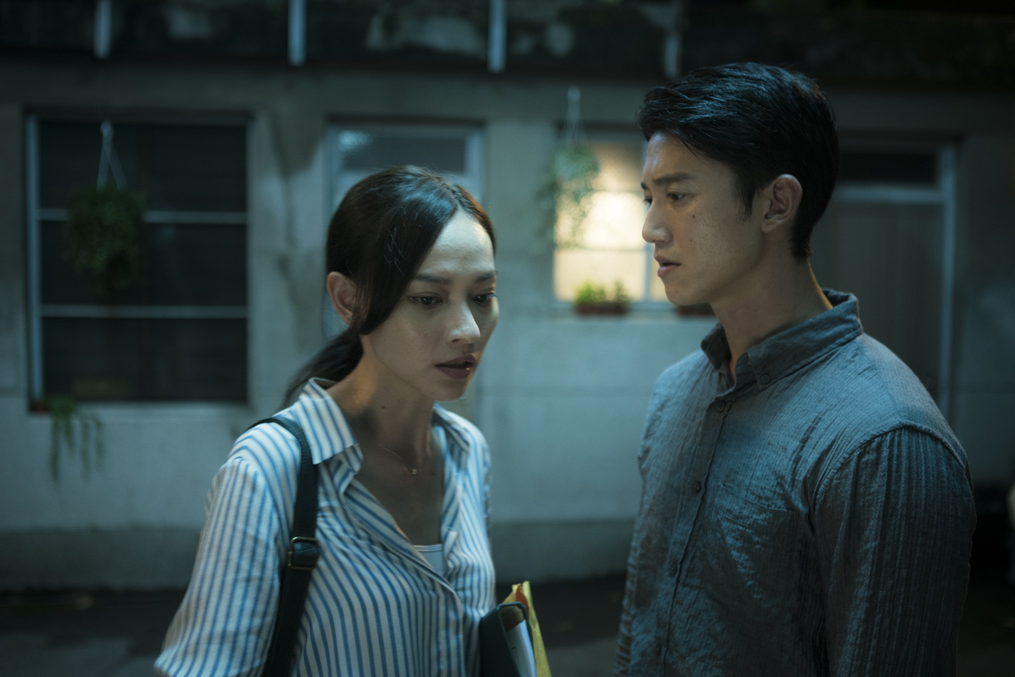 姚以緹與吳慷仁一個演檢察官，一個演法醫，於公於私都糾纏。（闊世電影提供）