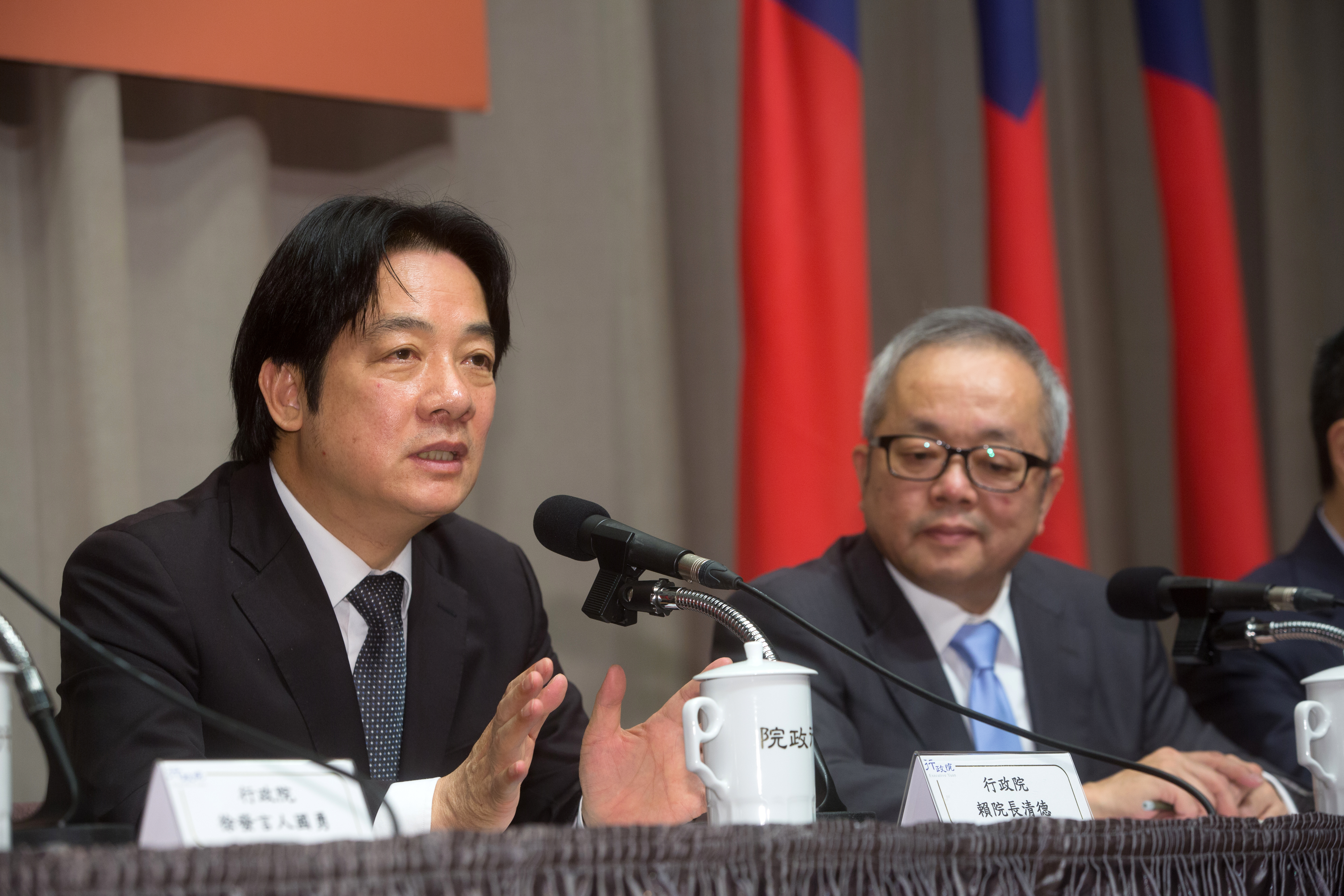 高思博說，賴清德（左）在台南執政過於強勢，例如包括蠻橫調漲房屋稅，既不合法也不合憲。