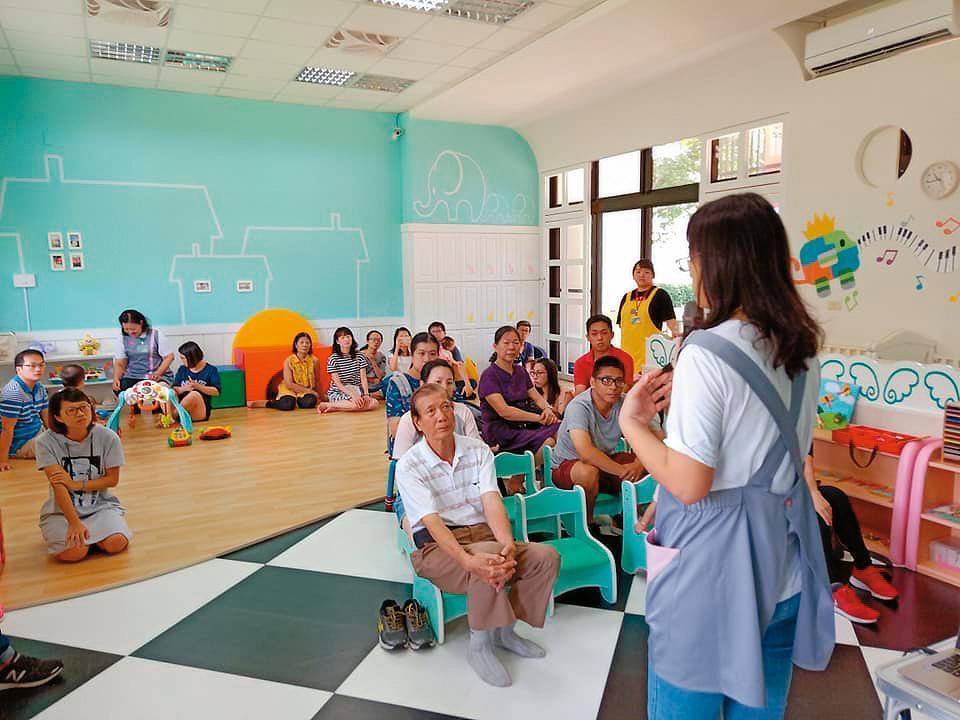 高思博指出，未來將引進民間資源，設置托老、托幼照護中心。（取自臺南市安南區慈雲公共家園臉書）
